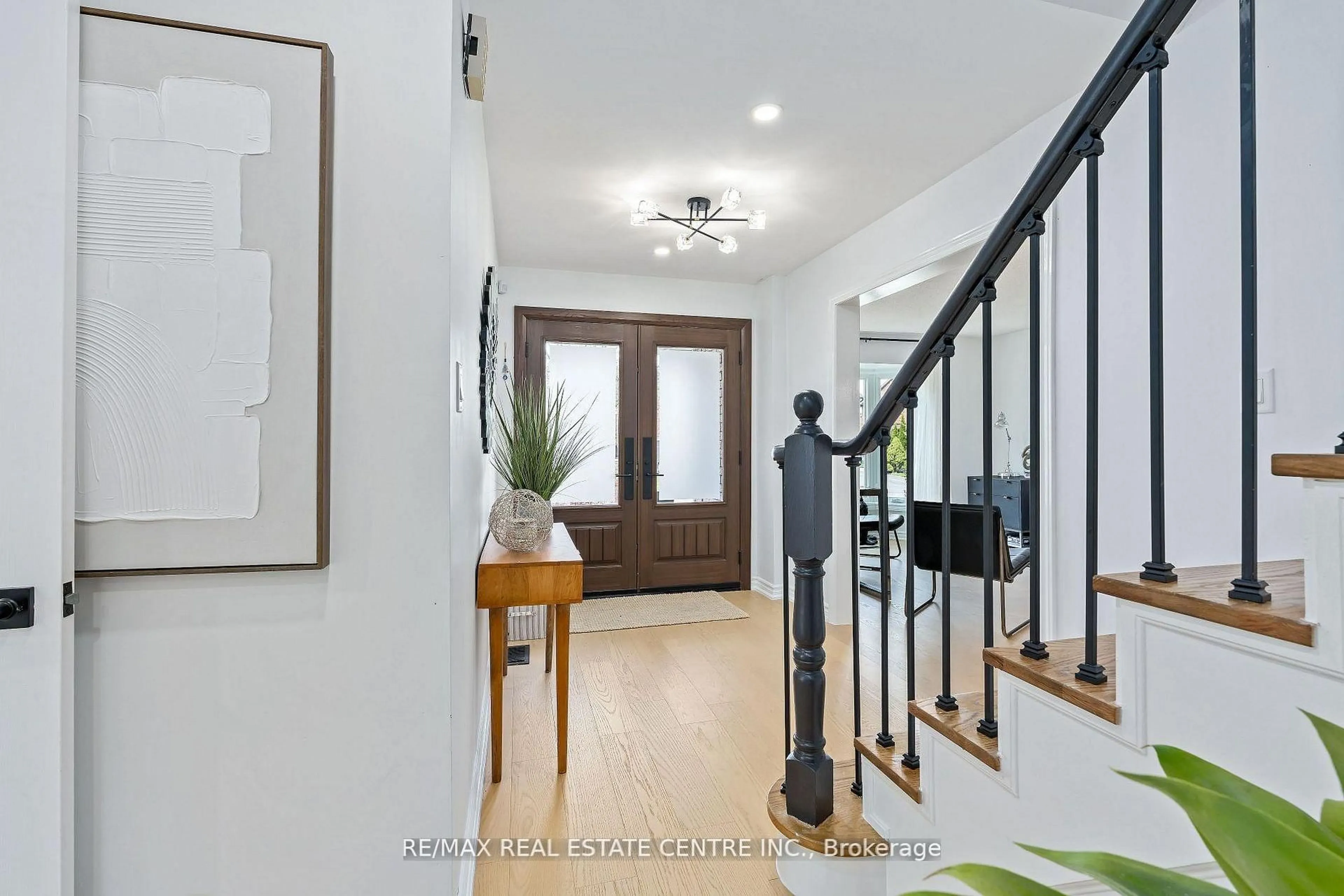 Indoor entryway for 20 Nixon Cres, Halton Hills Ontario L7G 5K2