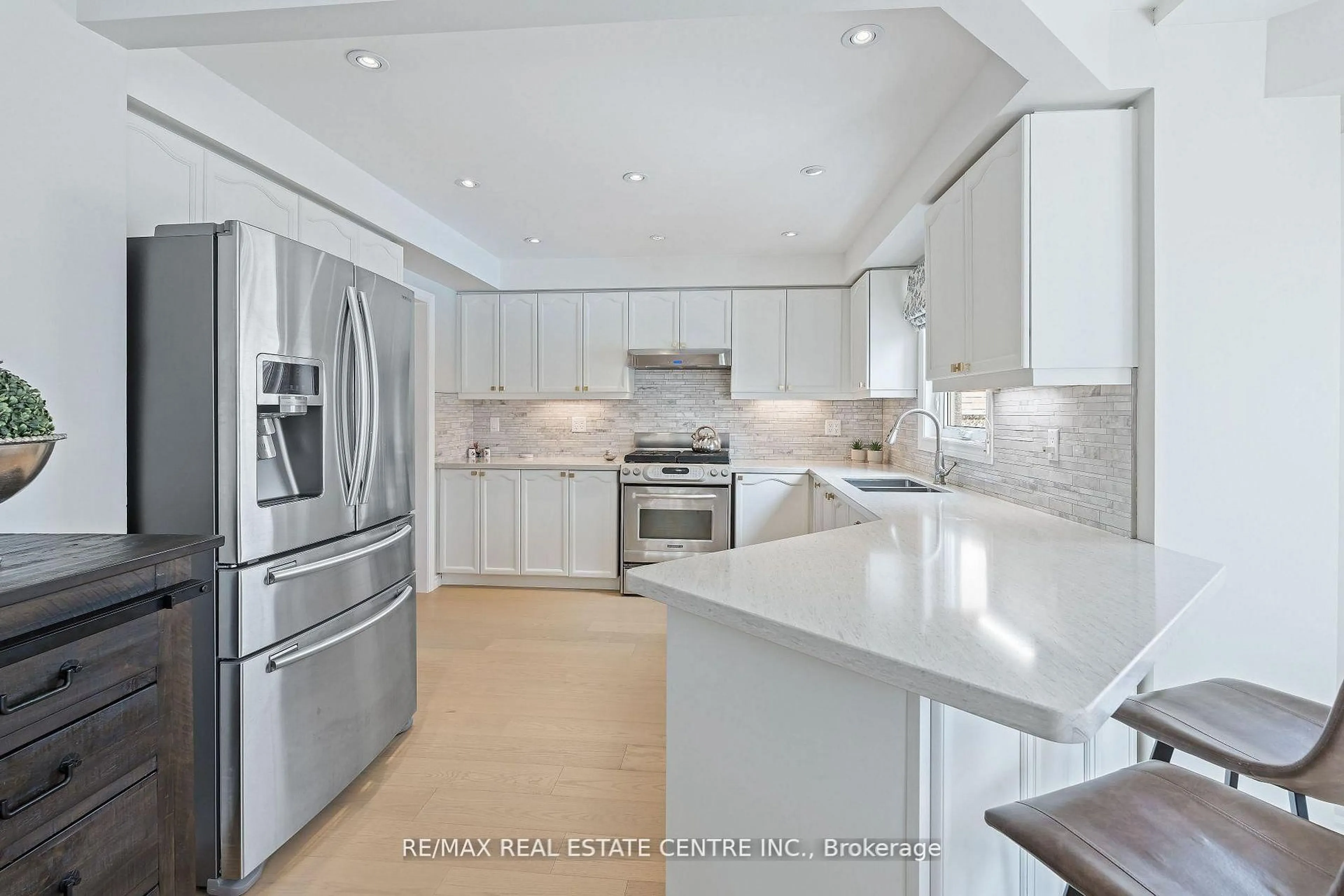 Contemporary kitchen, ceramic/tile floor for 20 Nixon Cres, Halton Hills Ontario L7G 5K2