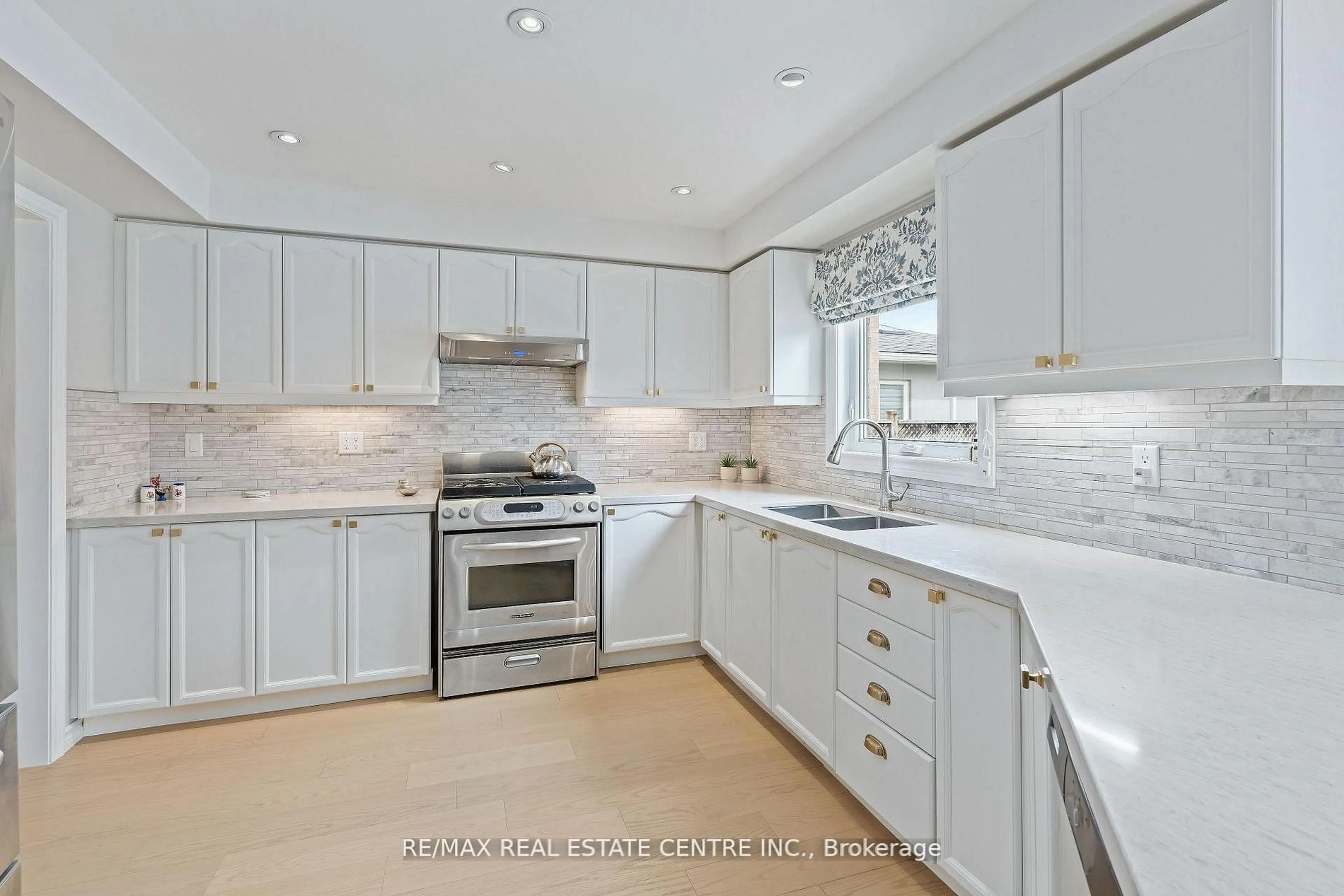 Unknown for 20 Nixon Cres, Halton Hills Ontario L7G 5K2