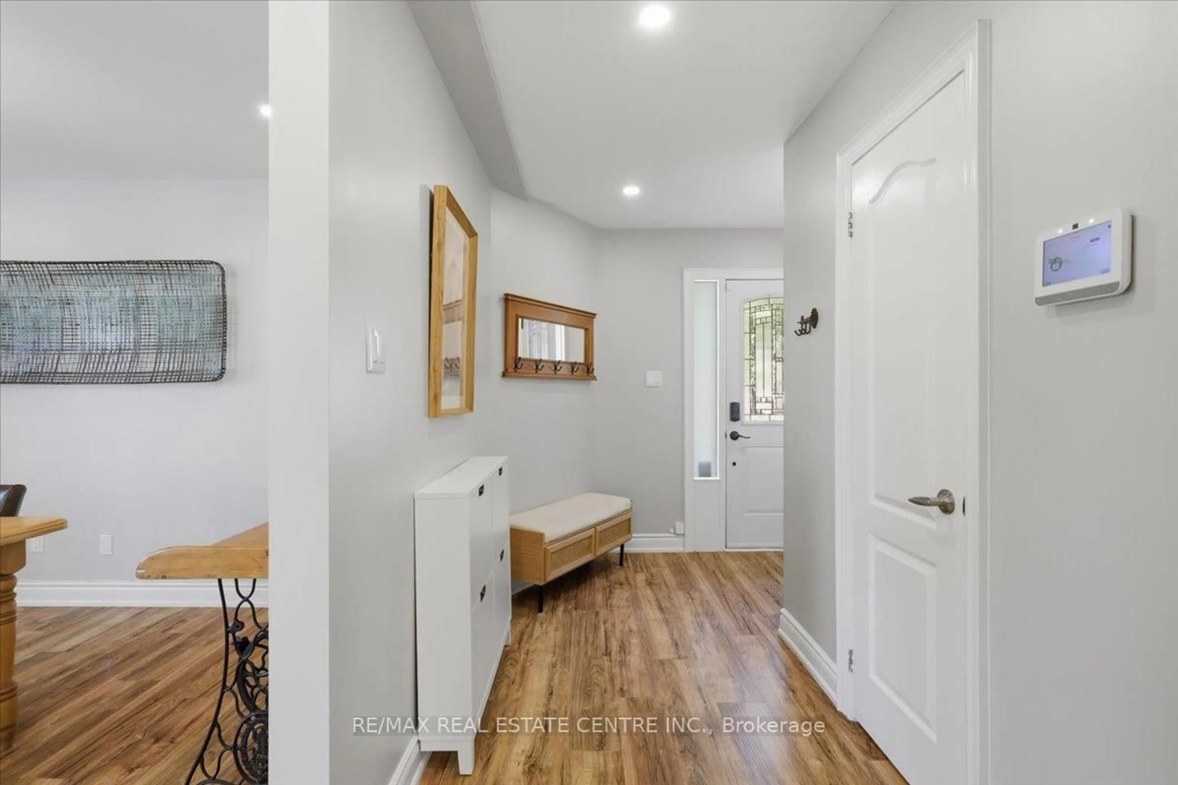 Indoor entryway for 315 Woodlawn Cres, Milton Ontario L9T 4V8