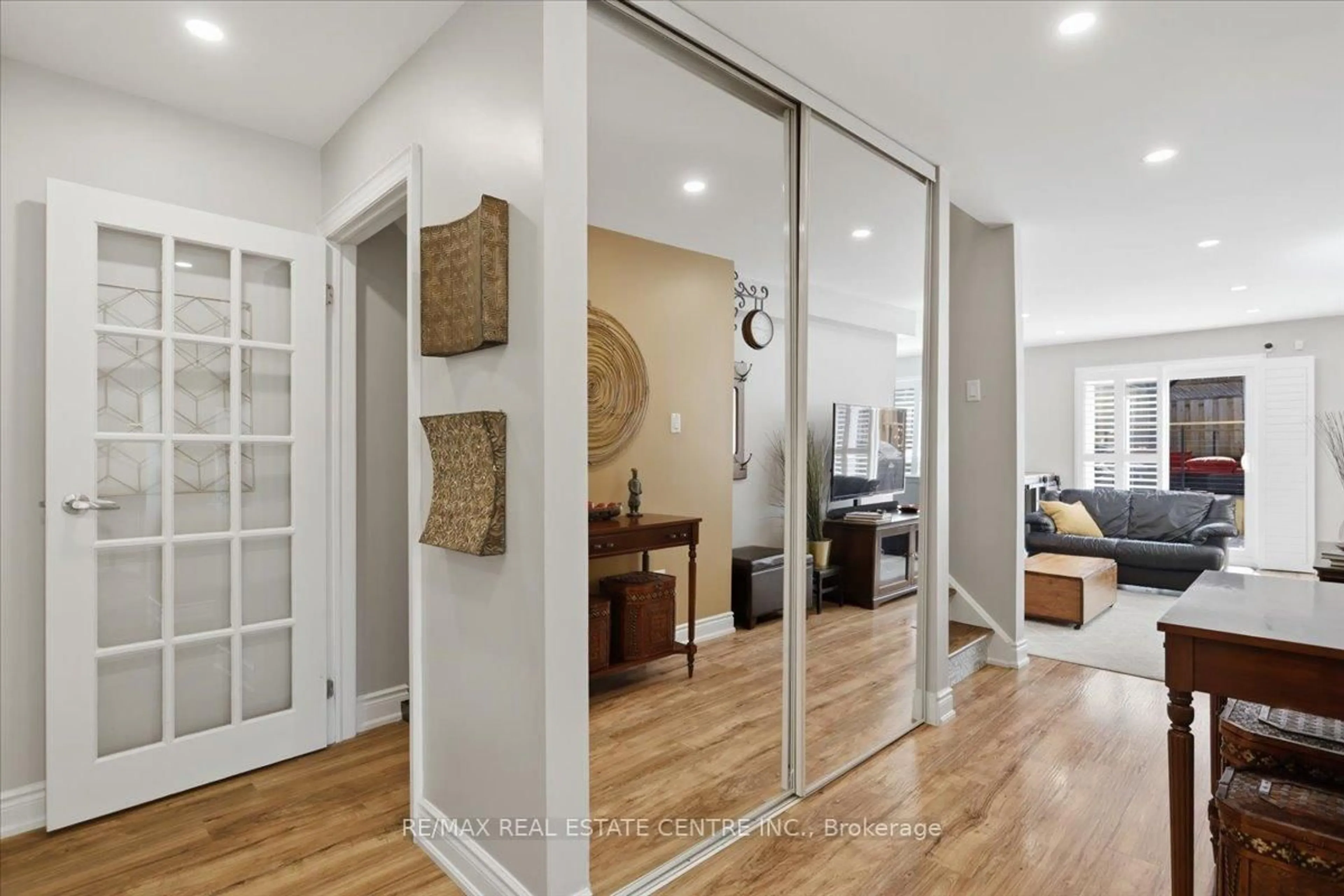 Indoor entryway for 315 Woodlawn Cres, Milton Ontario L9T 4V8