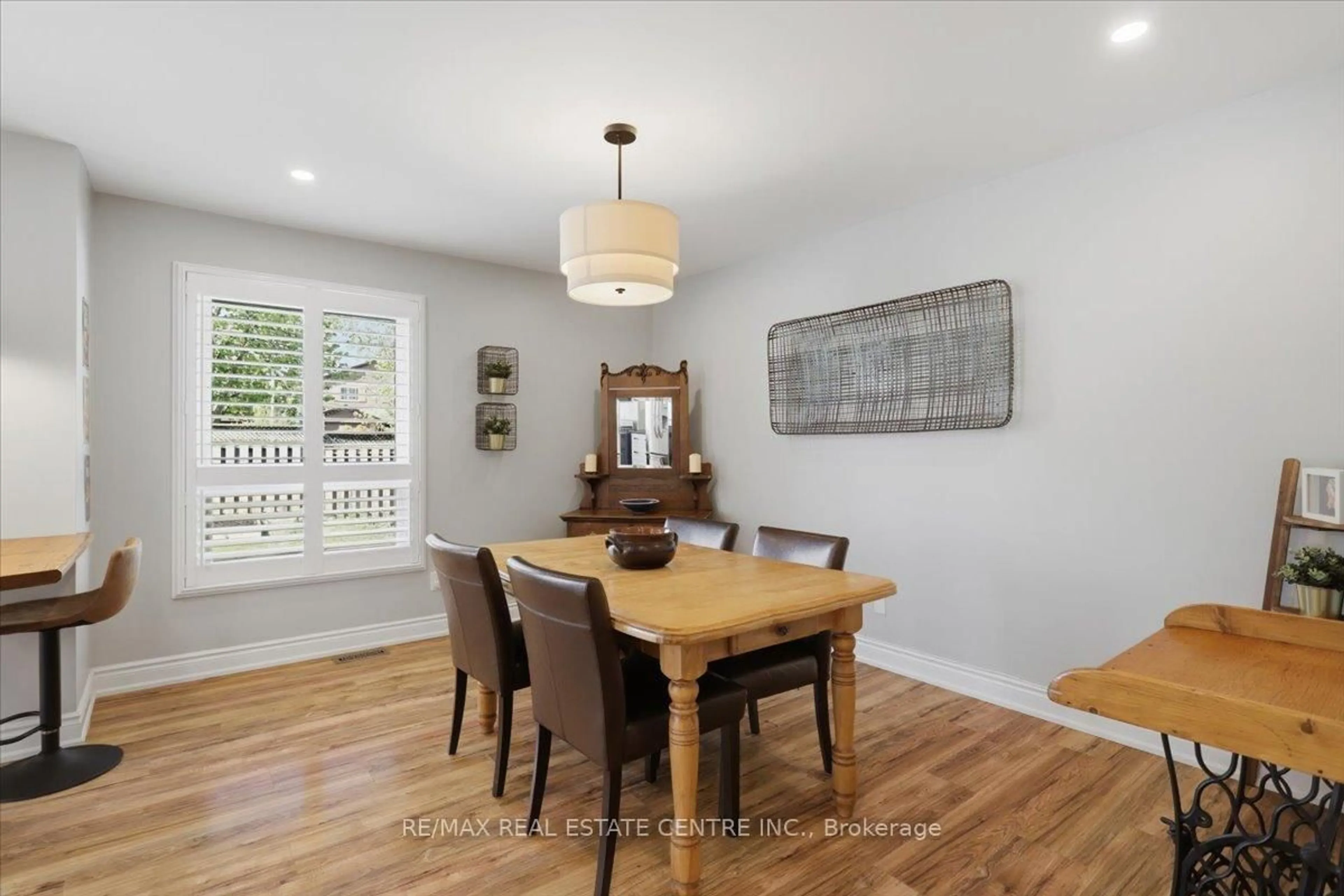 Dining room, wood/laminate floor for 315 Woodlawn Cres, Milton Ontario L9T 4V8