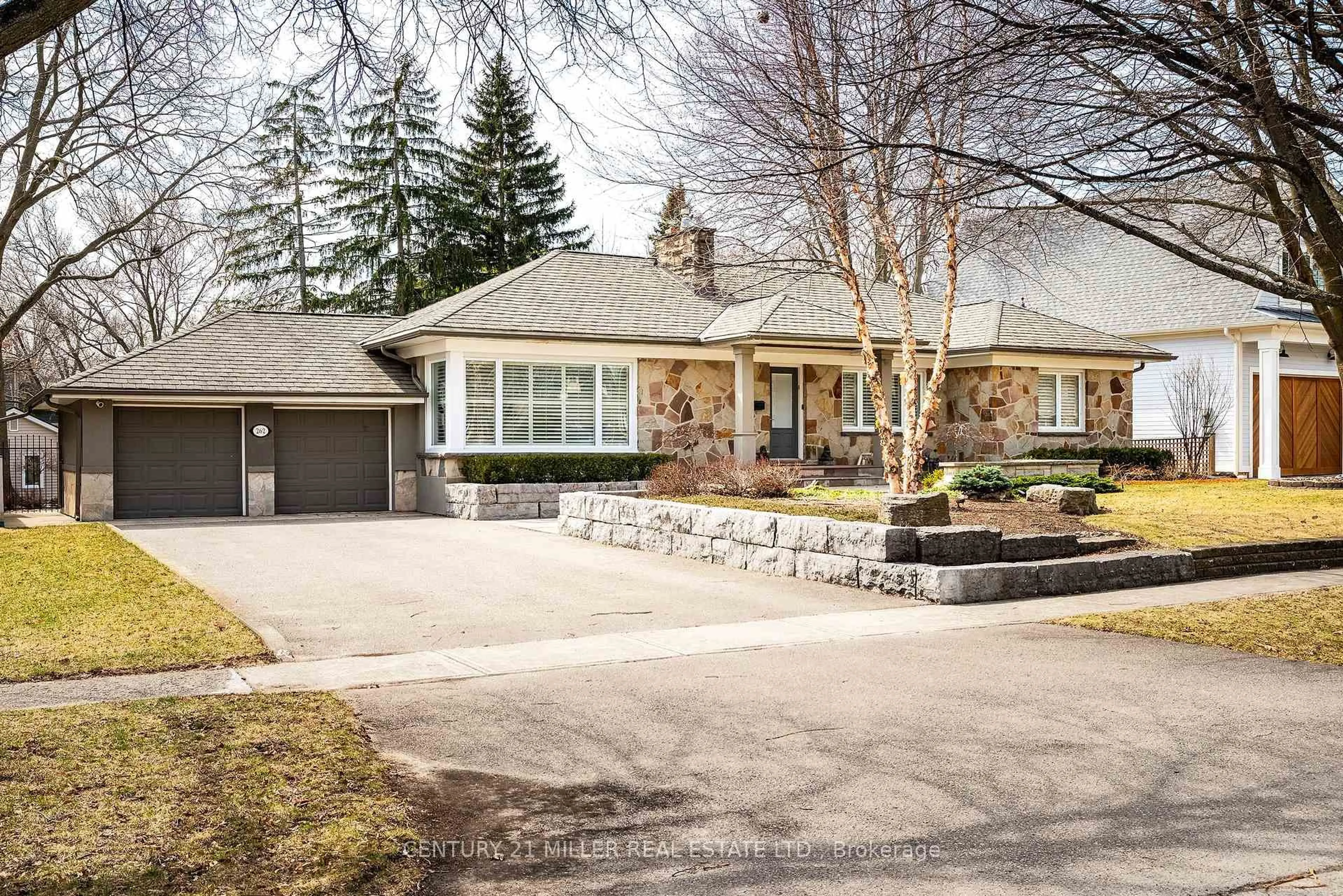 Home with brick exterior material, street for 262 Oakwood Cres, Oakville Ontario L6K 3M8