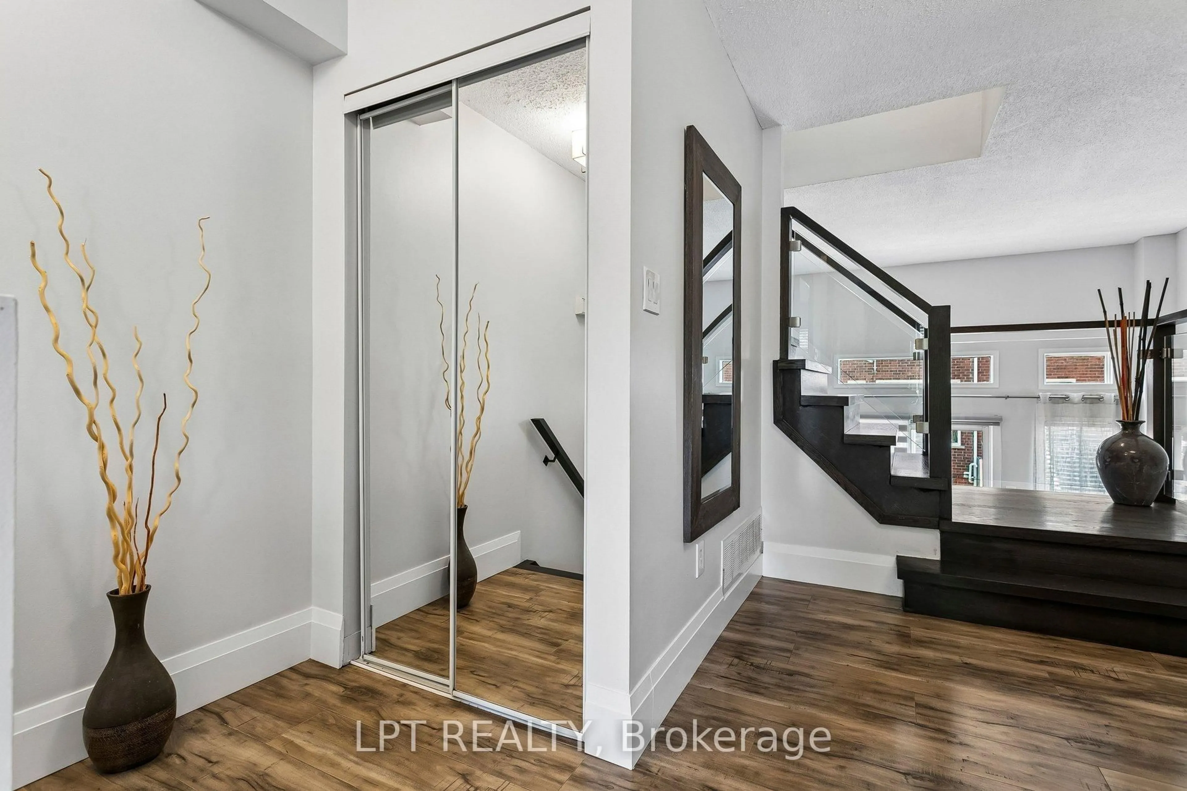 Indoor entryway for 6060 Snowy Owl Cres #37, Mississauga Ontario L5N 7K3