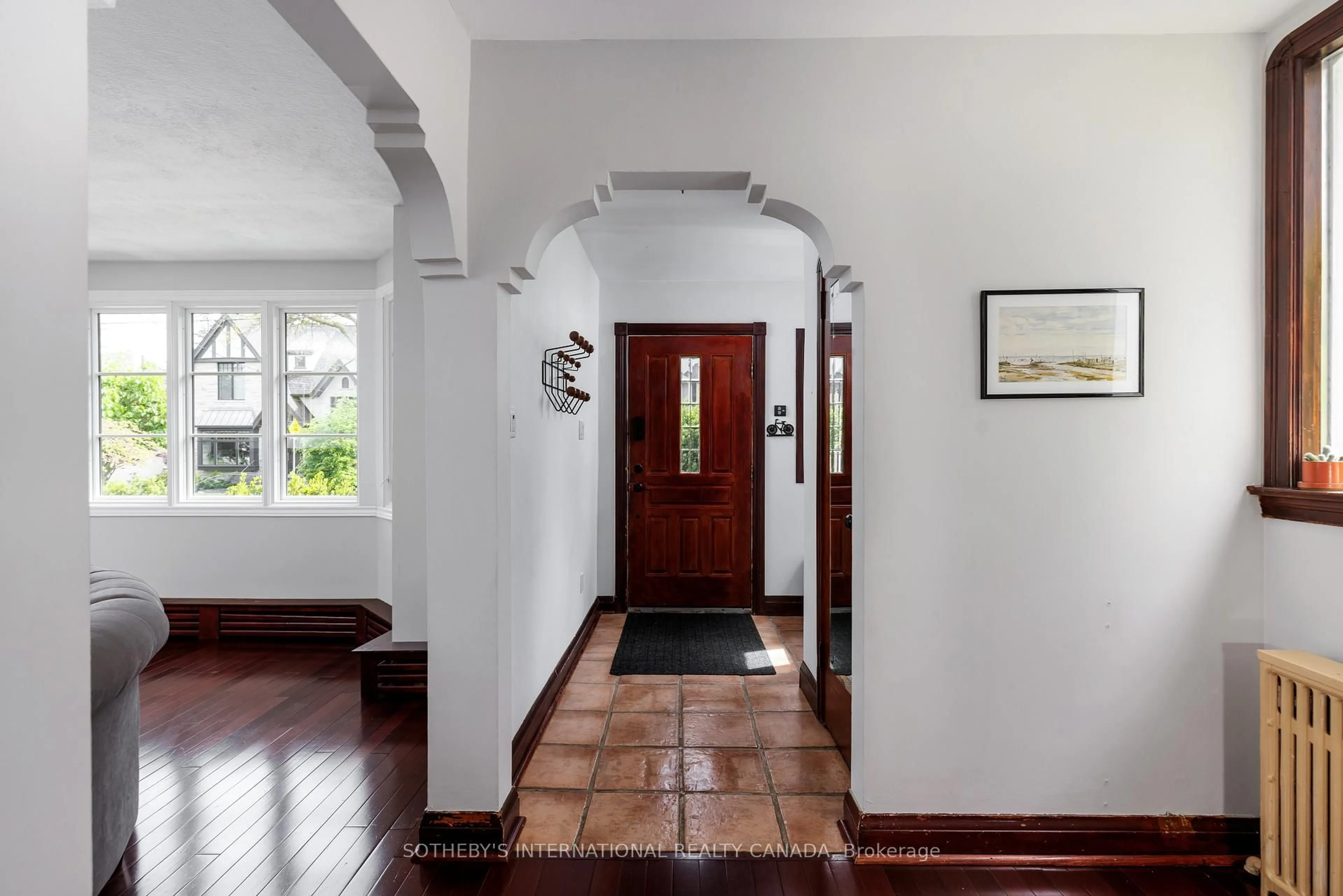 Indoor foyer for 90 Kingsway Cres, Toronto Ontario M8X 2R9
