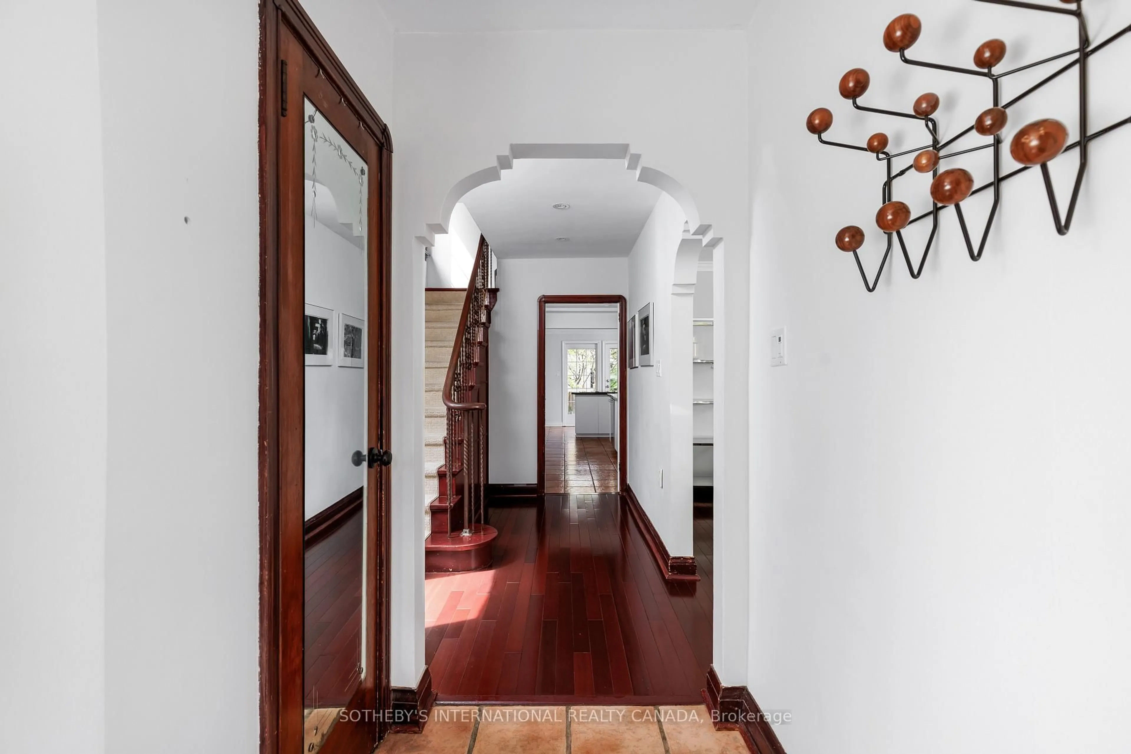 Indoor foyer for 90 Kingsway Cres, Toronto Ontario M8X 2R9