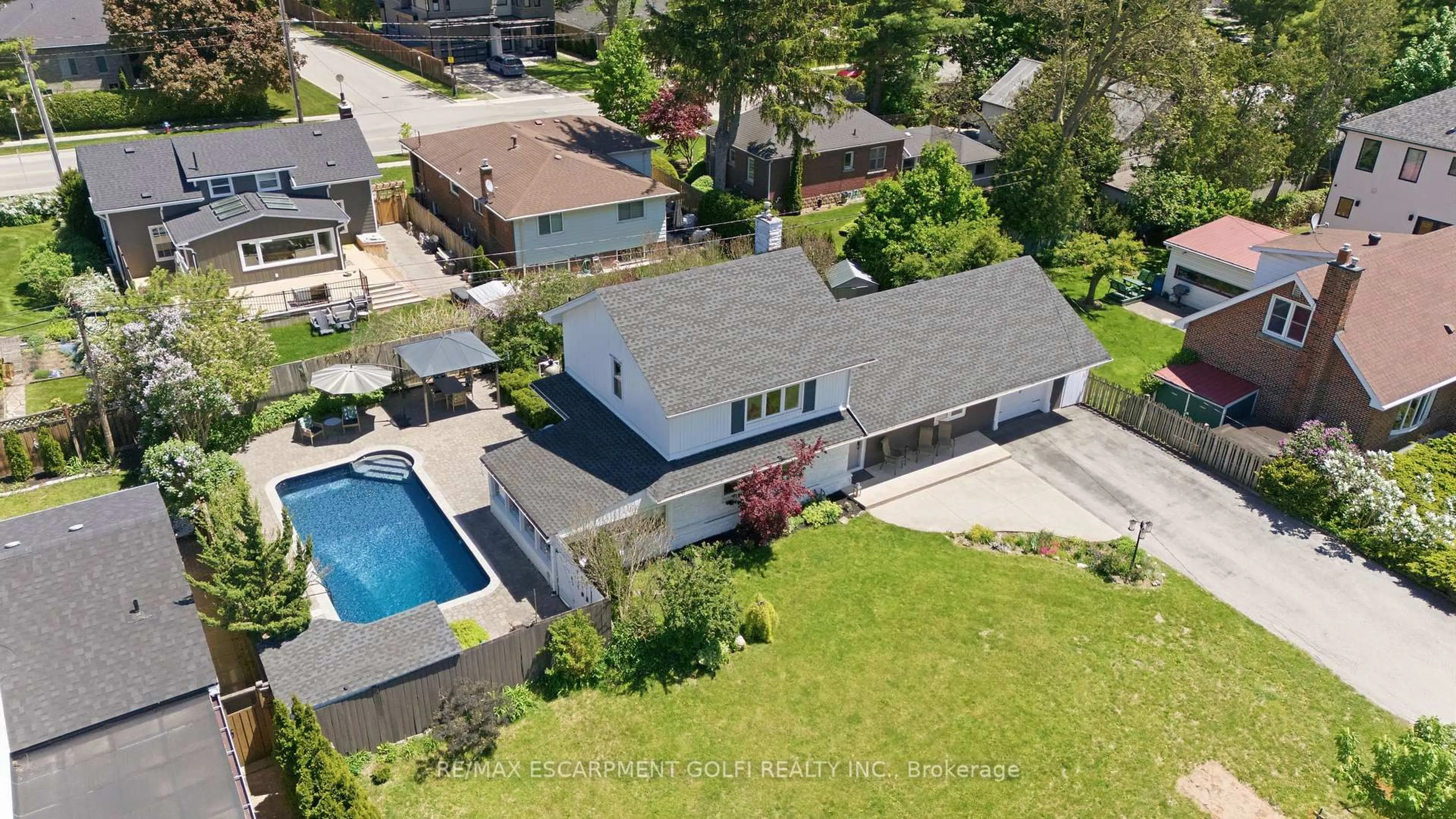 A pic from outside/outdoor area/front of a property/back of a property/a pic from drone, street for 937 Park Ave, Burlington Ontario L7T 1N8