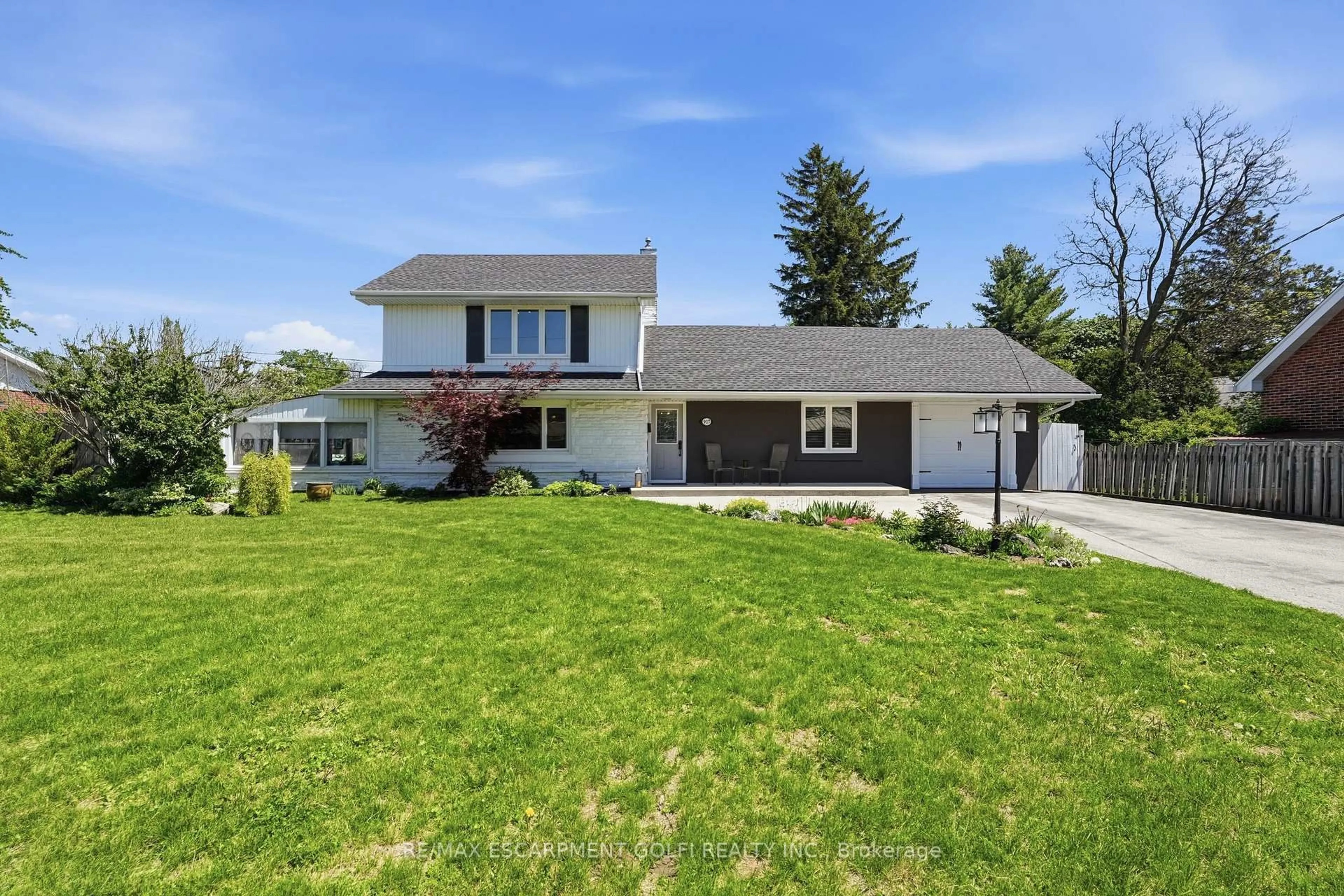 A pic from outside/outdoor area/front of a property/back of a property/a pic from drone, street for 937 Park Ave, Burlington Ontario L7T 1N8