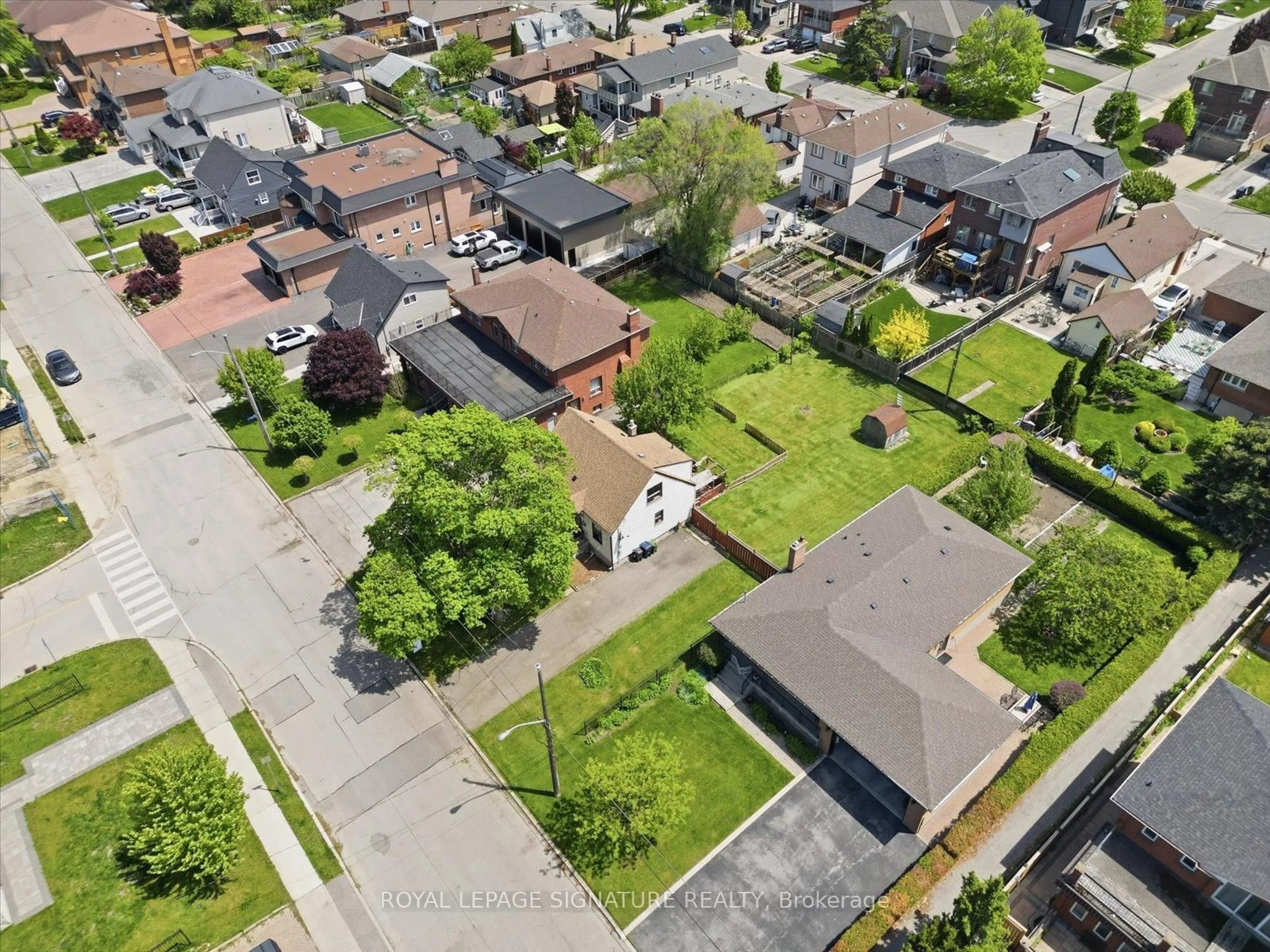 A pic from outside/outdoor area/front of a property/back of a property/a pic from drone, street for 95 Glen Long Ave, Toronto Ontario M6B 2M4