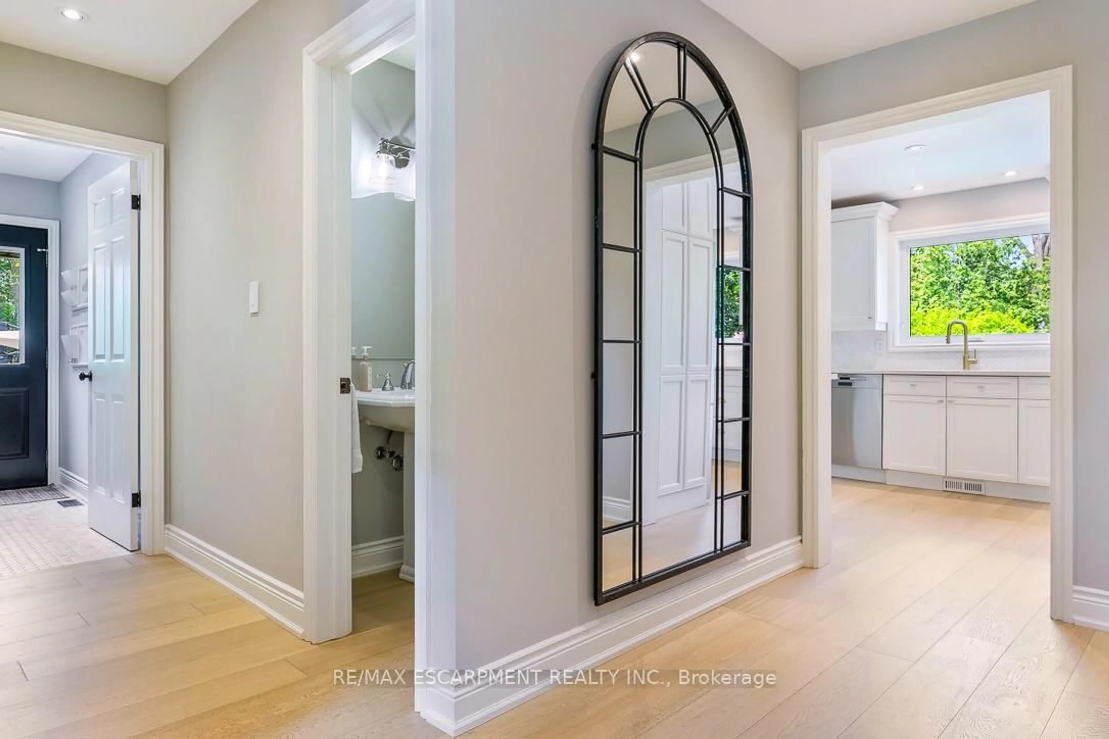 Indoor entryway for 511 Chamberlain Lane, Oakville Ontario L6J 6A2
