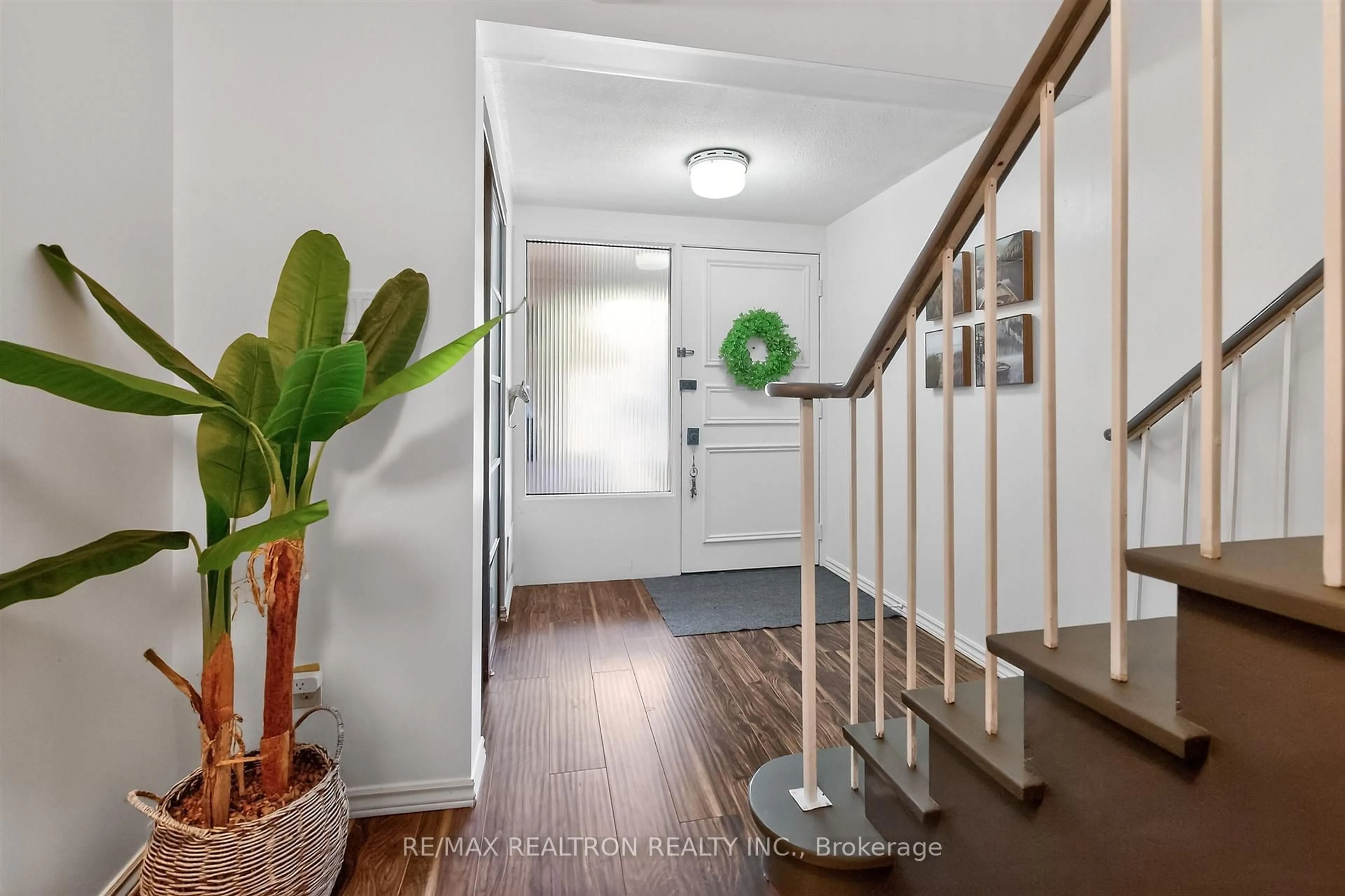 Indoor entryway for 7077 Estoril Rd #11, Mississauga Ontario L5N 1N3