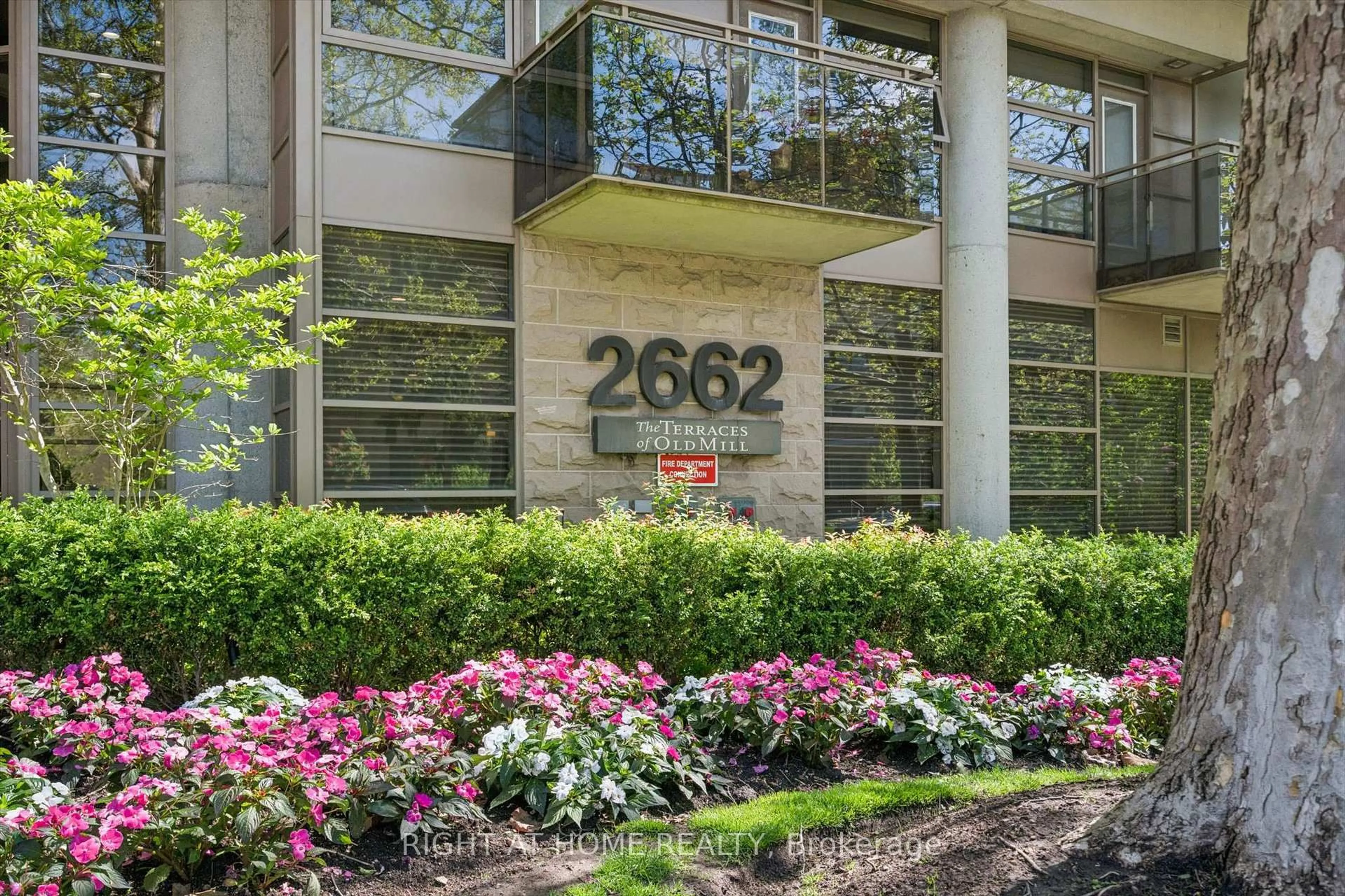 Indoor foyer for 2662 Bloor St #512, Toronto Ontario M8X 2Z7