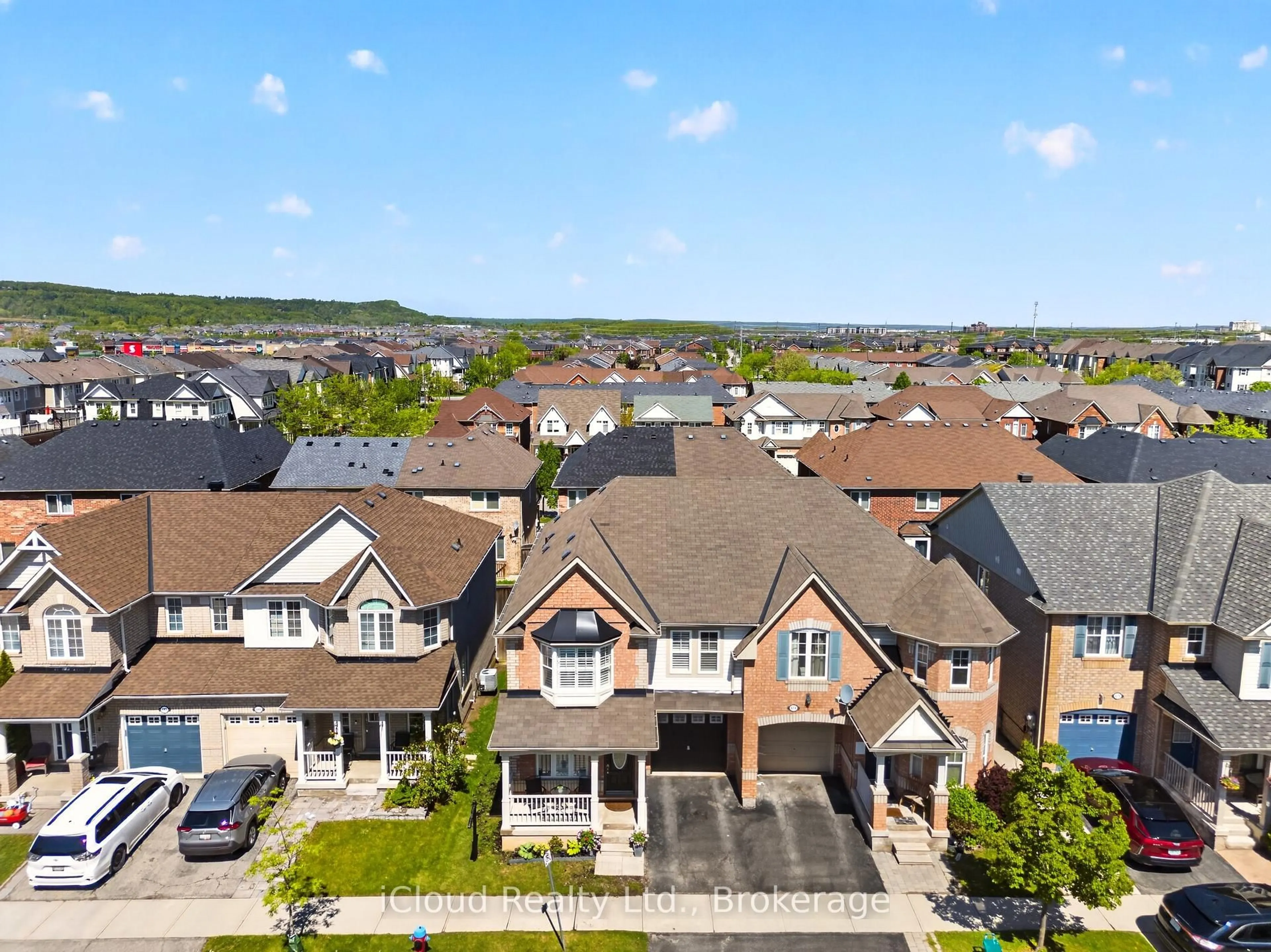 A pic from outside/outdoor area/front of a property/back of a property/a pic from drone, unknown for 676 Speyer Circ, Milton Ontario L9T 0Y6