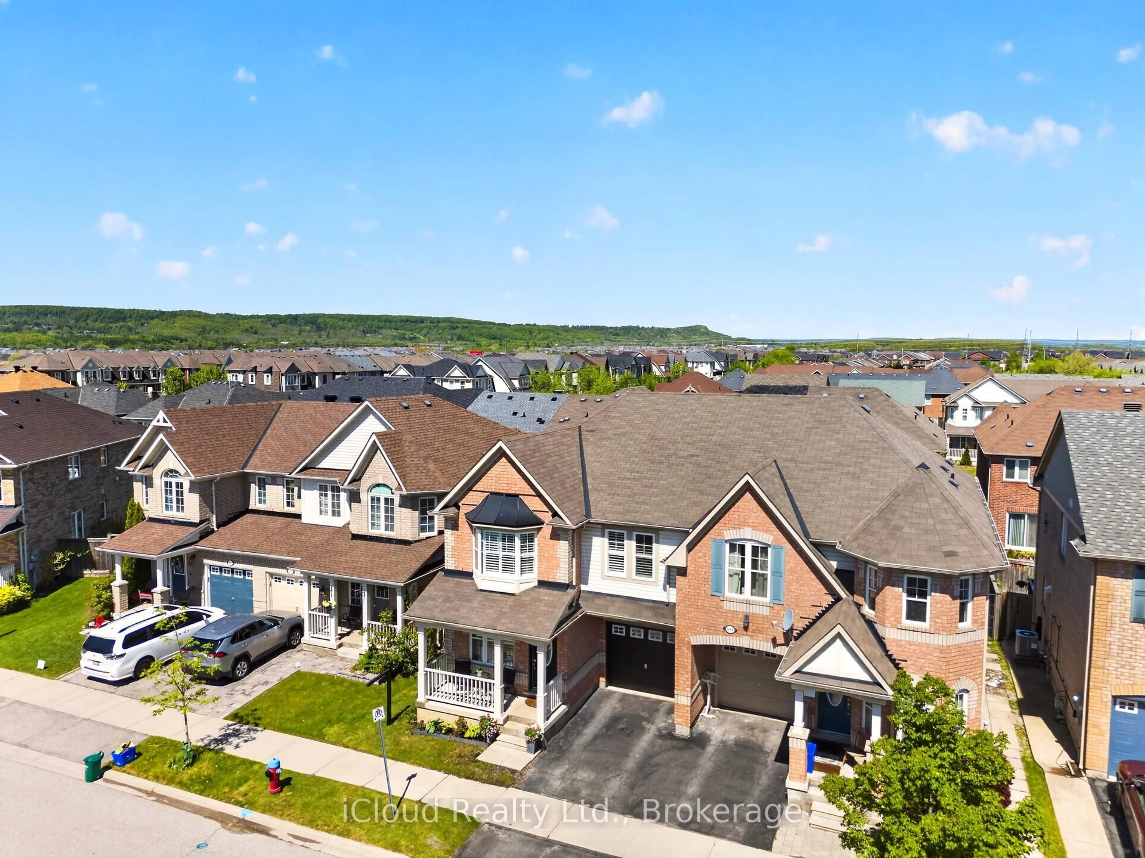 A pic from outside/outdoor area/front of a property/back of a property/a pic from drone, unknown for 676 Speyer Circ, Milton Ontario L9T 0Y6