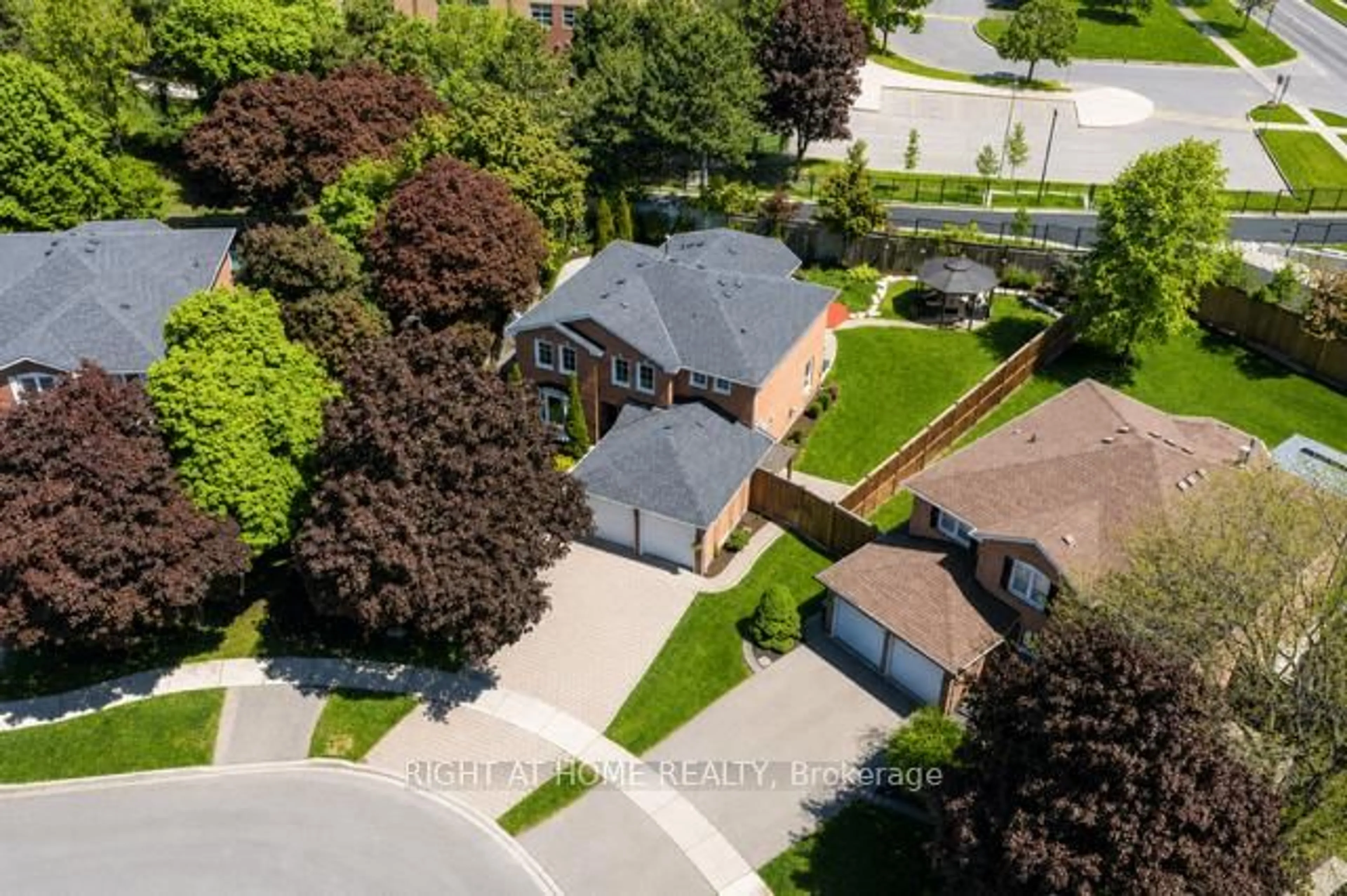 A pic from outside/outdoor area/front of a property/back of a property/a pic from drone, street for 3115 Spring Creek Cres, Mississauga Ontario L5N 4S4