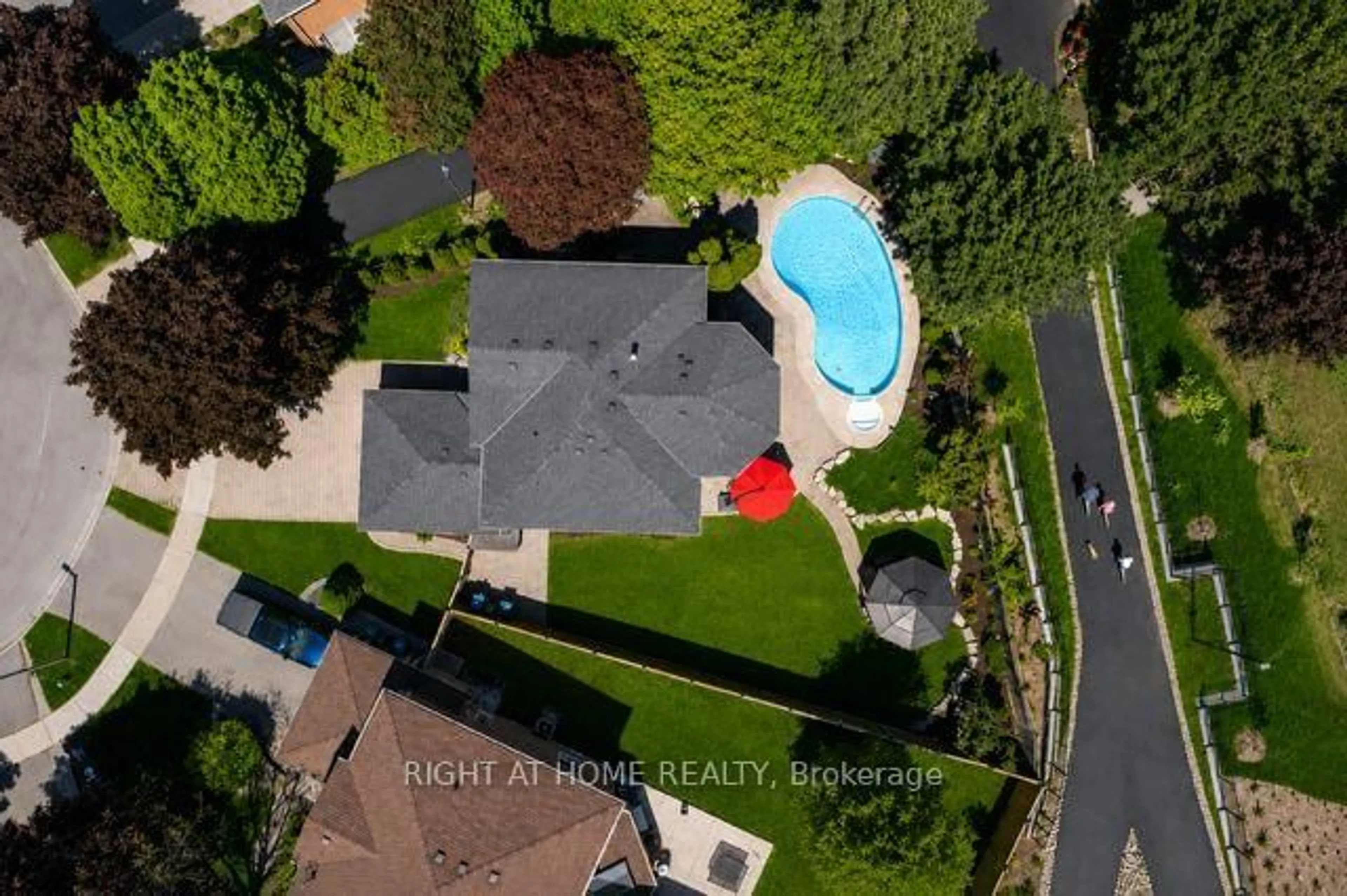 A pic from outside/outdoor area/front of a property/back of a property/a pic from drone, street for 3115 Spring Creek Cres, Mississauga Ontario L5N 4S4