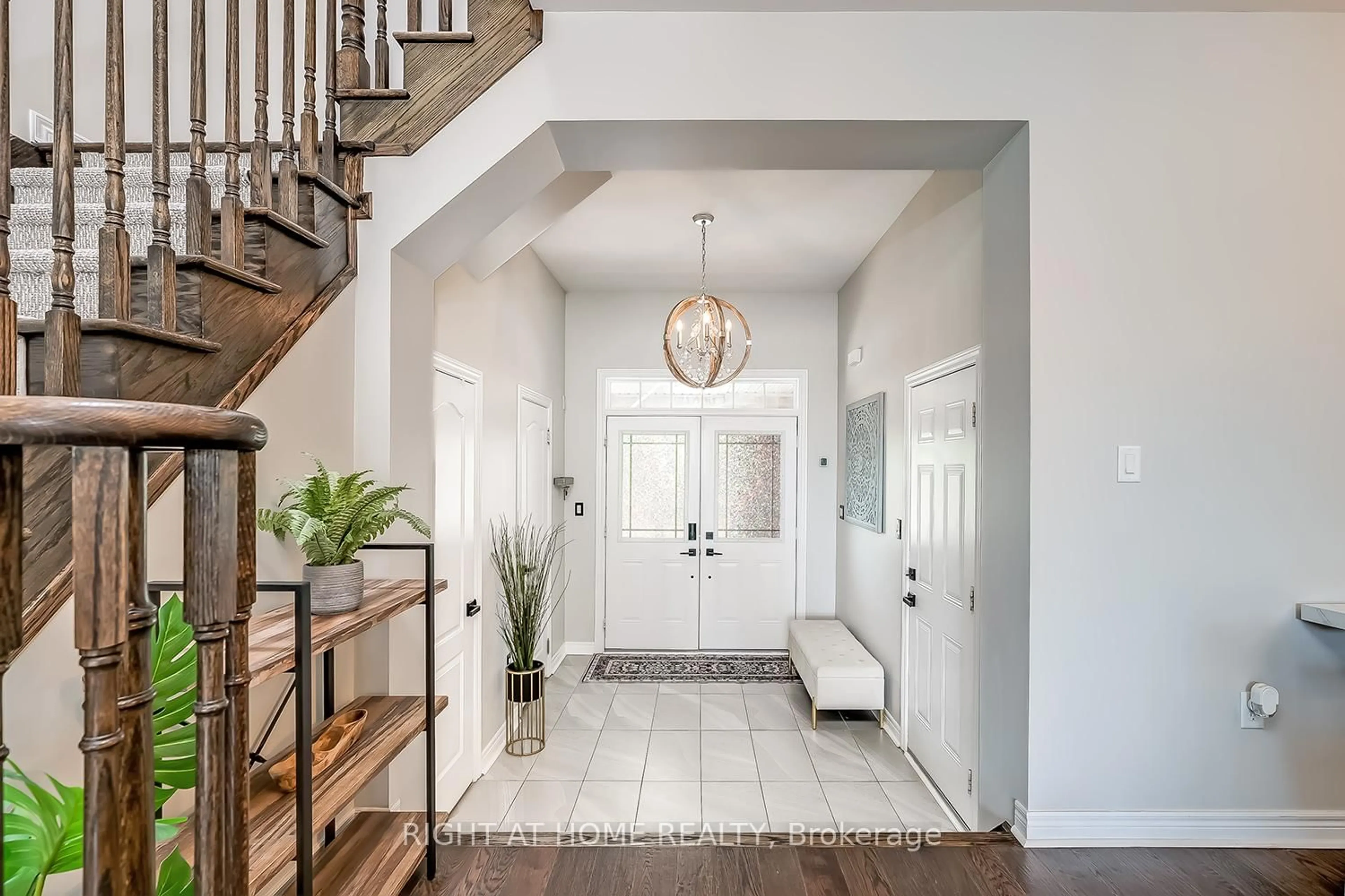 Indoor entryway for 2033 Trawden Way, Oakville Ontario L6M 0M2