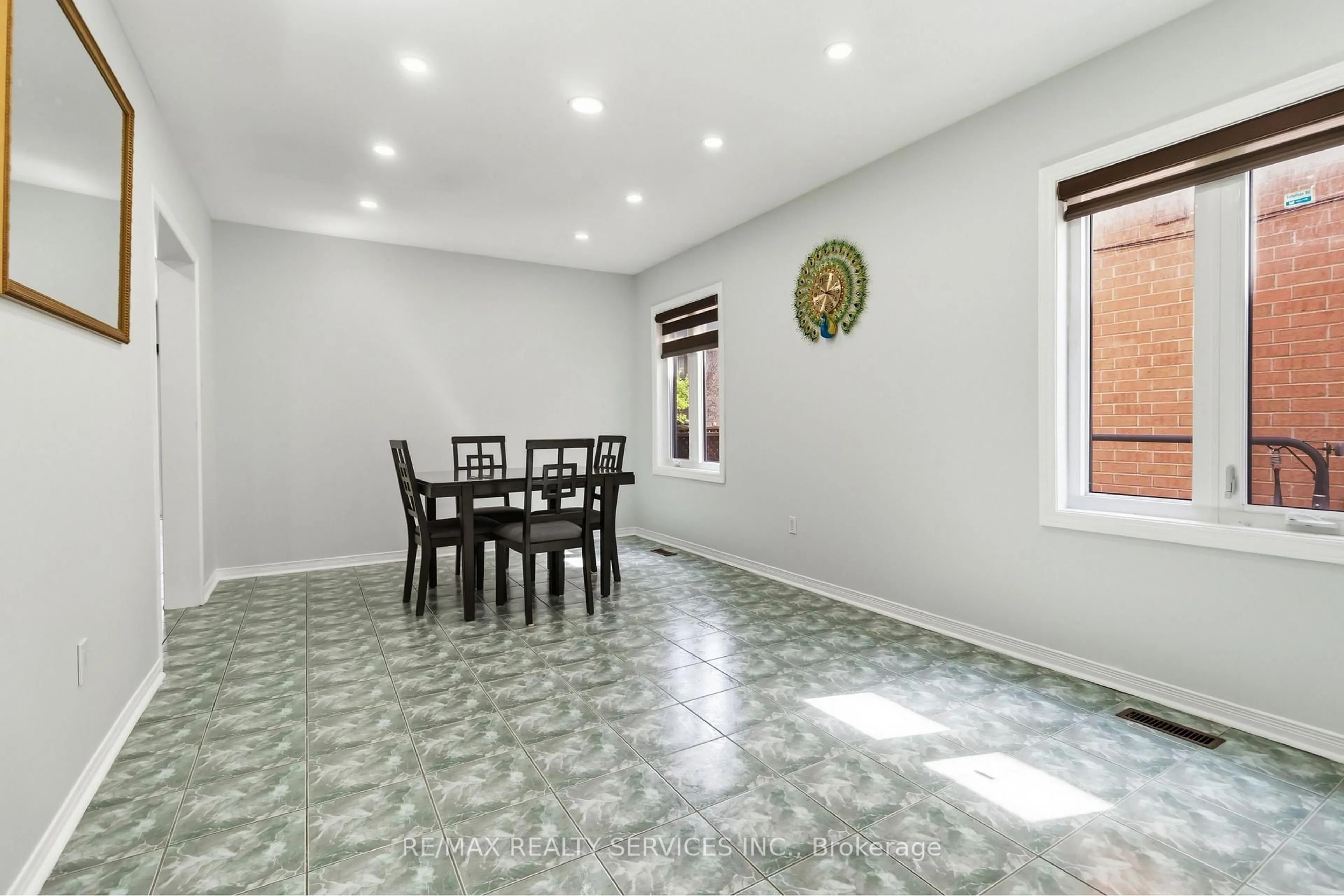 Dining room, ceramic/tile floor for 8 Pacific Wind Cres, Brampton Ontario L6R 1Z9