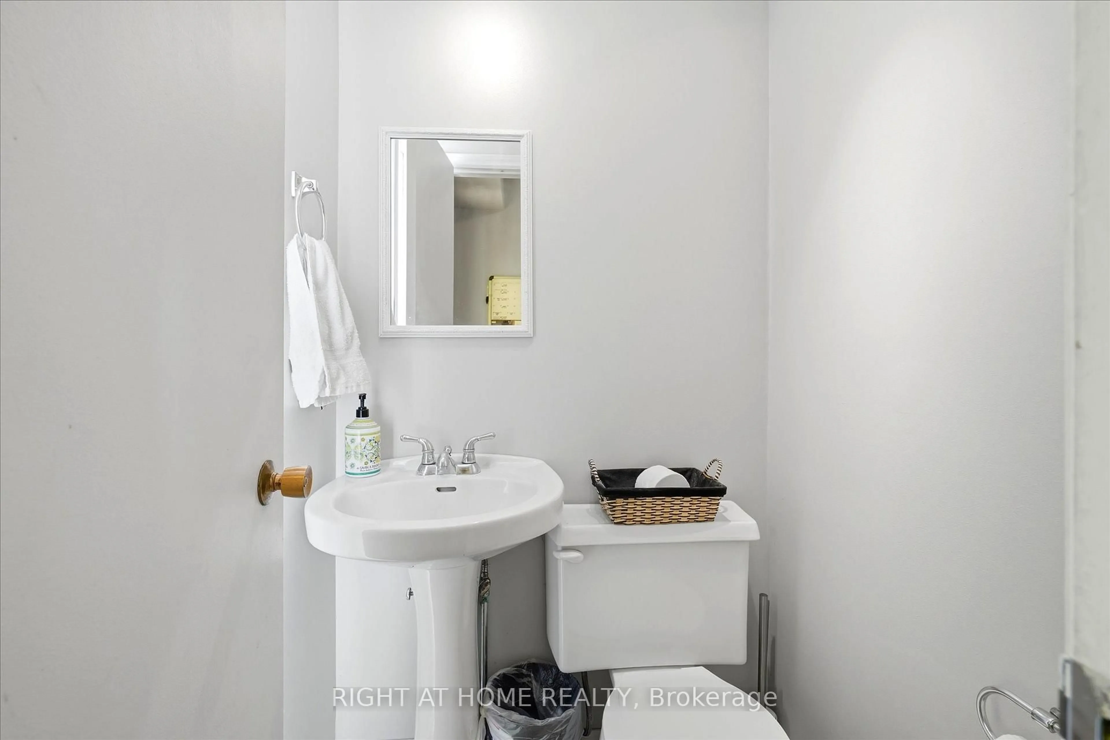 Standard bathroom, unknown for 100 Burbank Cres, Orangeville Ontario L9W 3E7