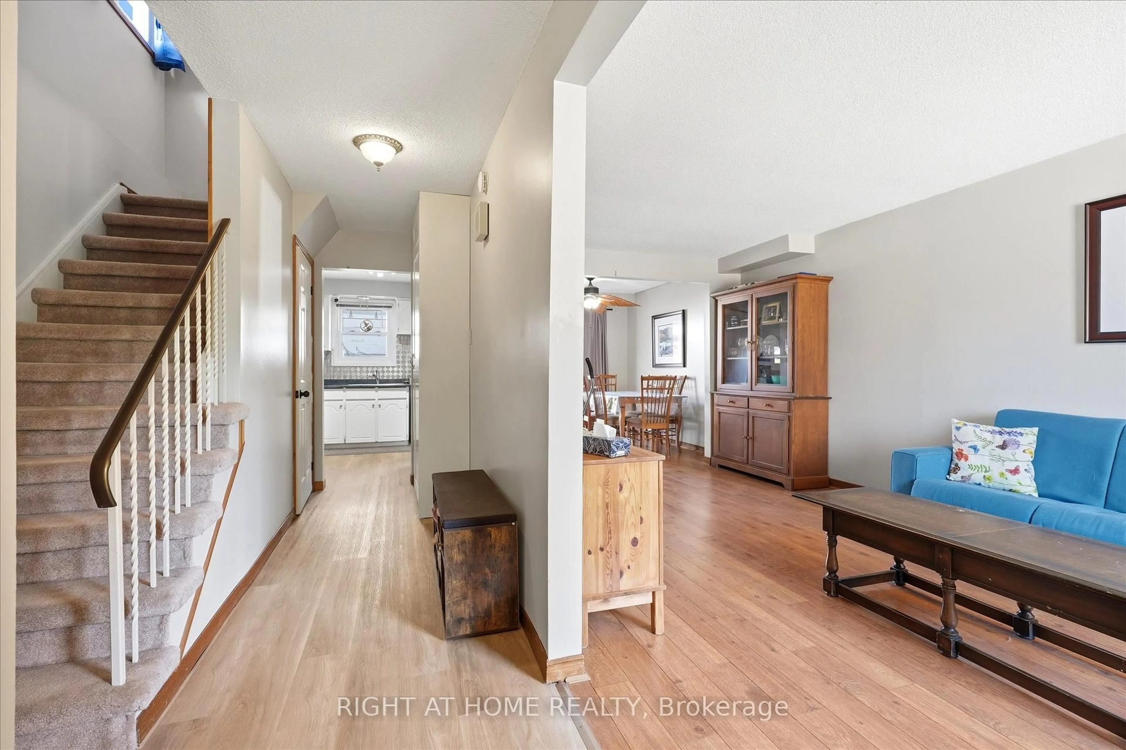 Indoor entryway for 100 Burbank Cres, Orangeville Ontario L9W 3E7