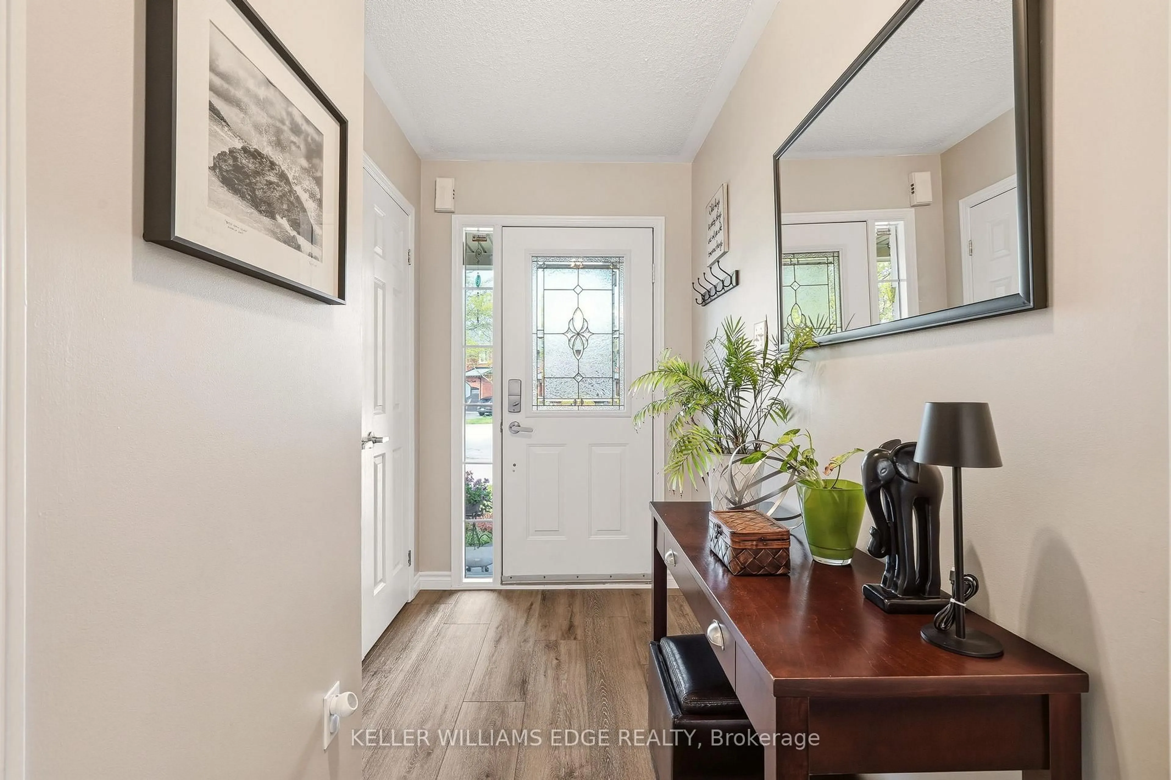 Indoor entryway for 5114 Tree Crt, Burlington Ontario L7L 6K3