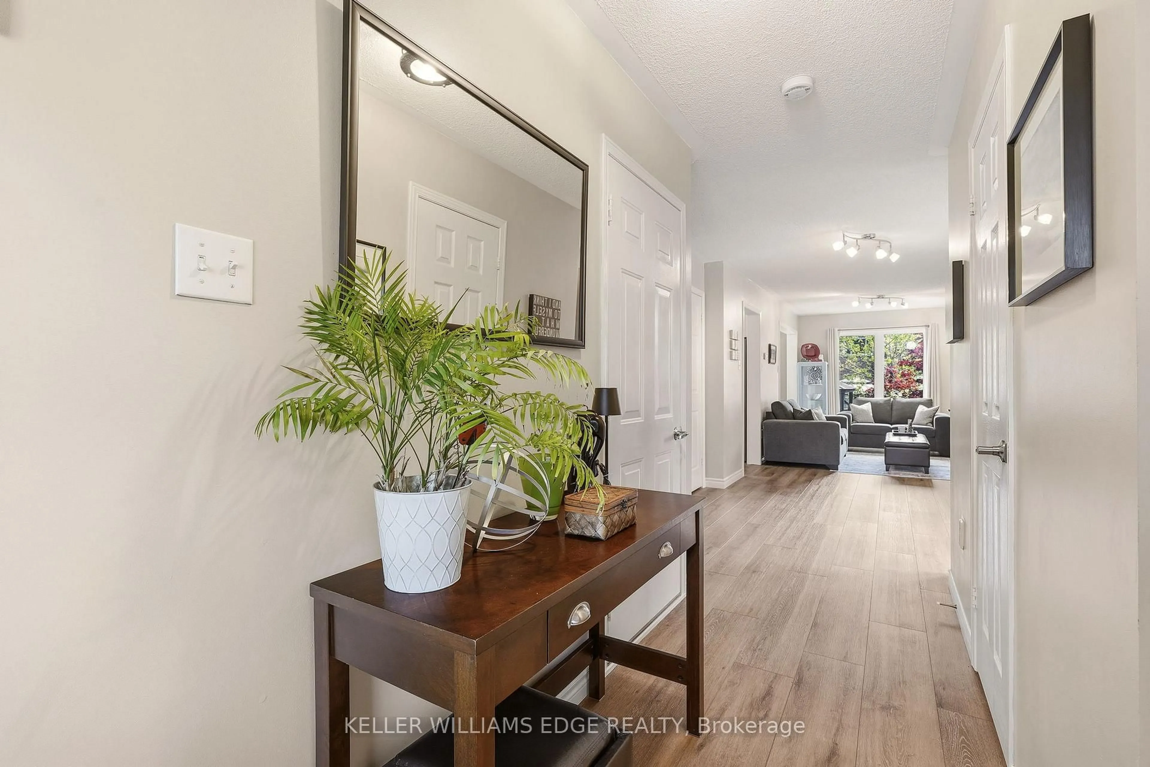 Indoor entryway for 5114 Tree Crt, Burlington Ontario L7L 6K3