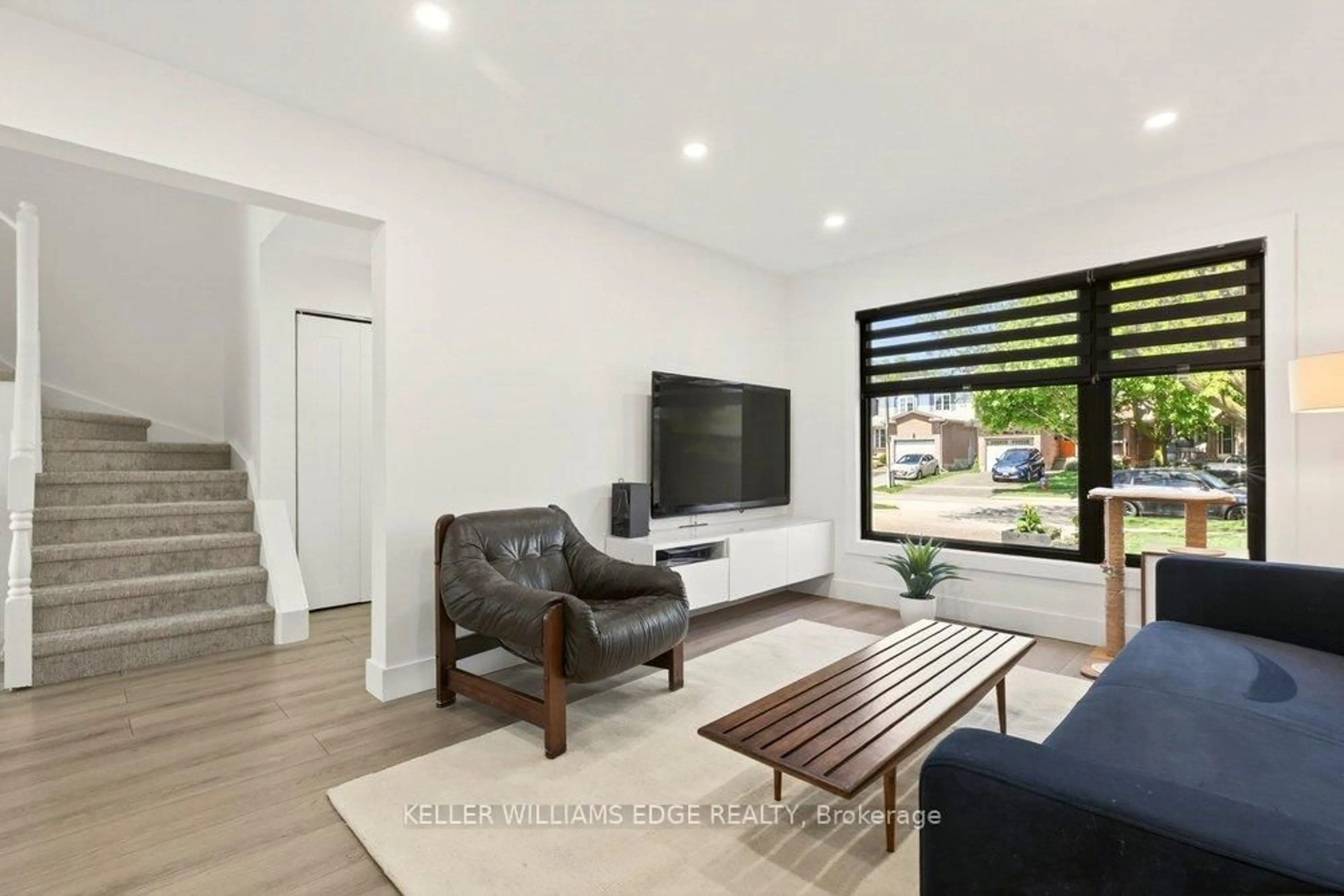 Living room with furniture, unknown for 2192 Melissa Cres, Burlington Ontario L7P 4J7