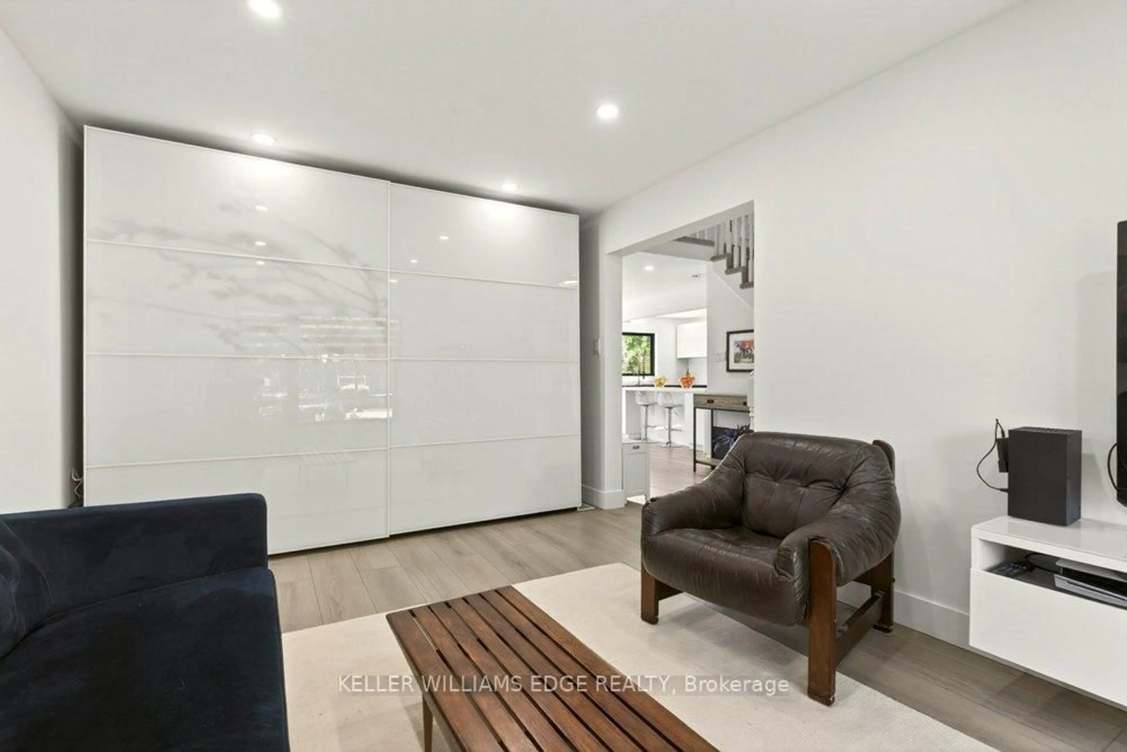 Indoor foyer for 2192 Melissa Cres, Burlington Ontario L7P 4J7