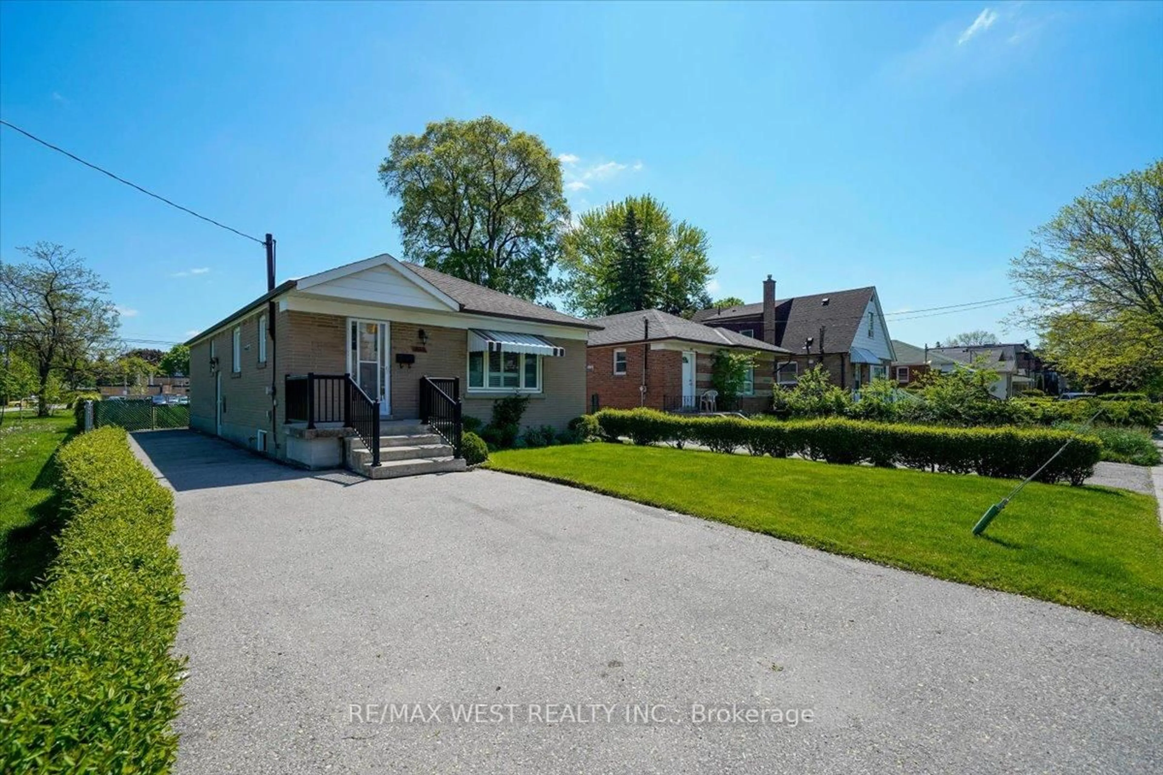 A pic from outside/outdoor area/front of a property/back of a property/a pic from drone, street for 1135 Islington Ave, Toronto Ontario M8Z 4S3