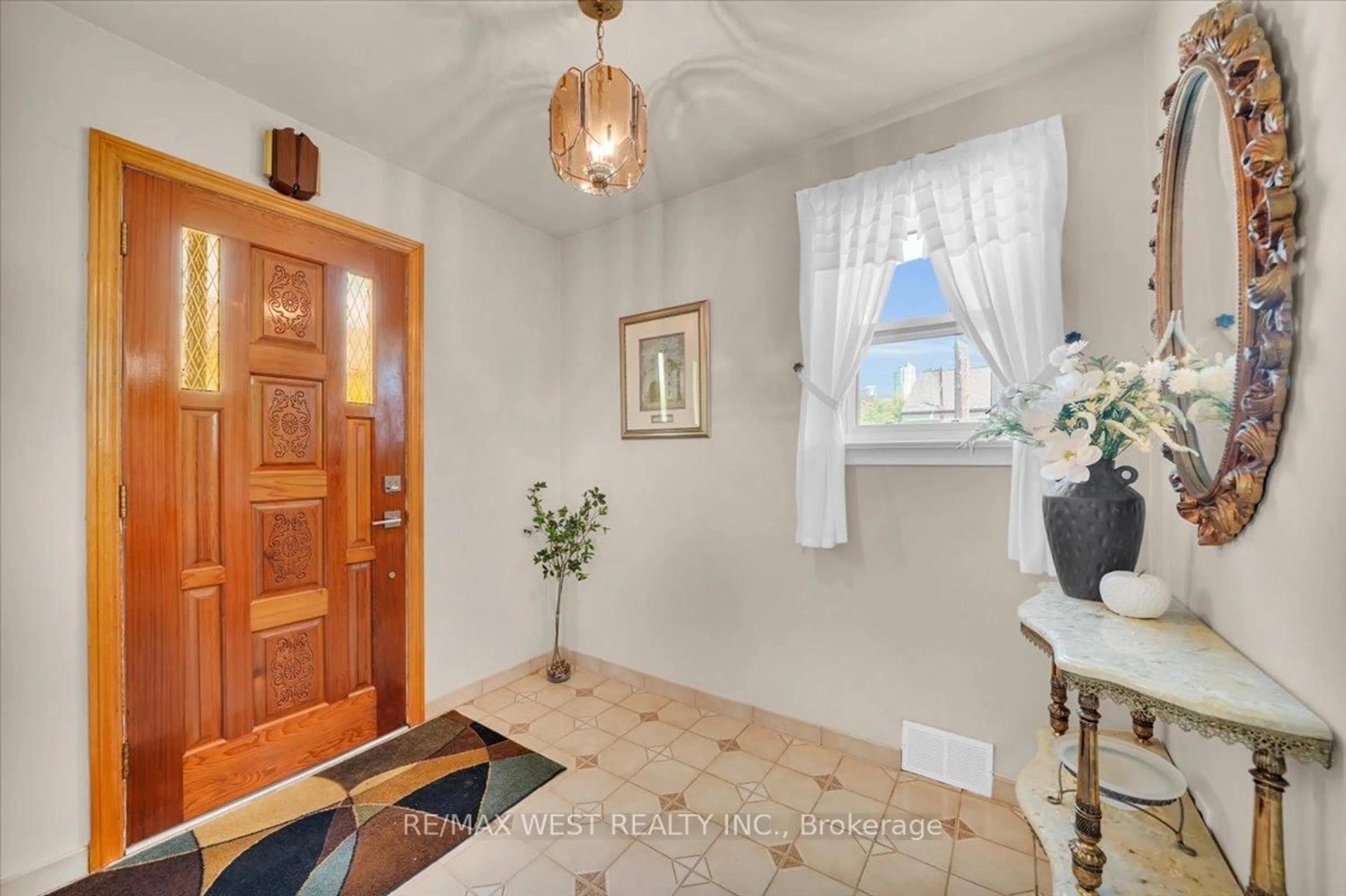 Indoor entryway for 1135 Islington Ave, Toronto Ontario M8Z 4S3