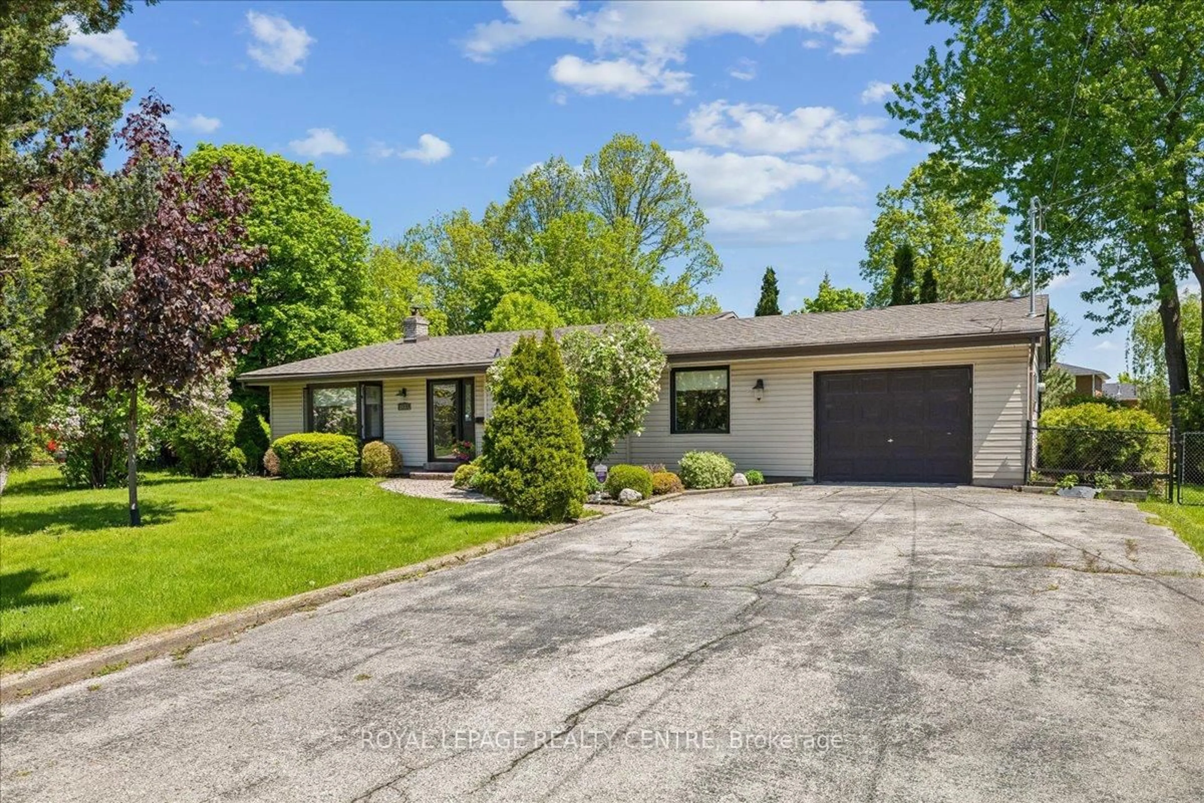 A pic from outside/outdoor area/front of a property/back of a property/a pic from drone, street for 2613 Liruma Rd, Mississauga Ontario L5K 1Y8