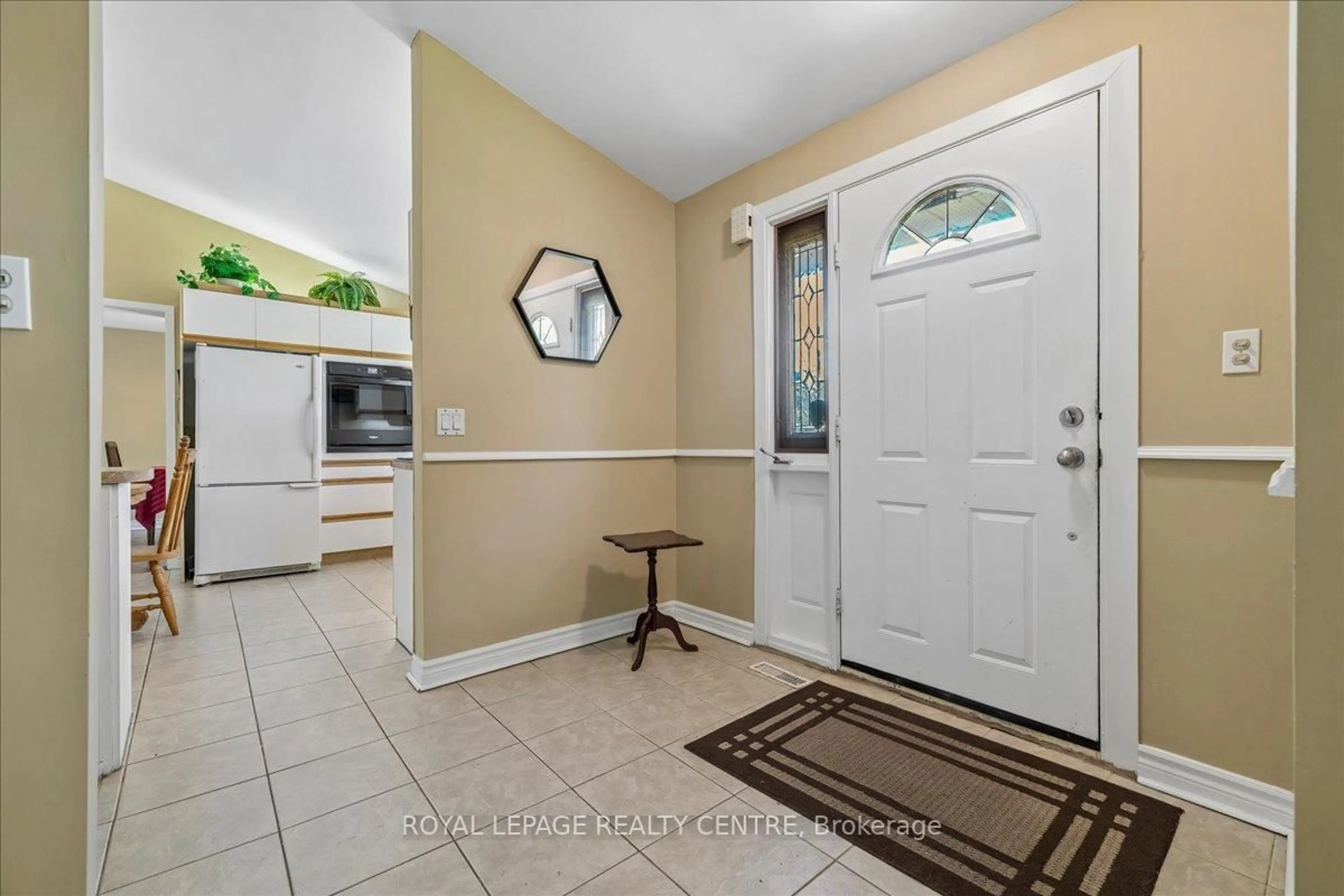 Indoor entryway for 2613 Liruma Rd, Mississauga Ontario L5K 1Y8