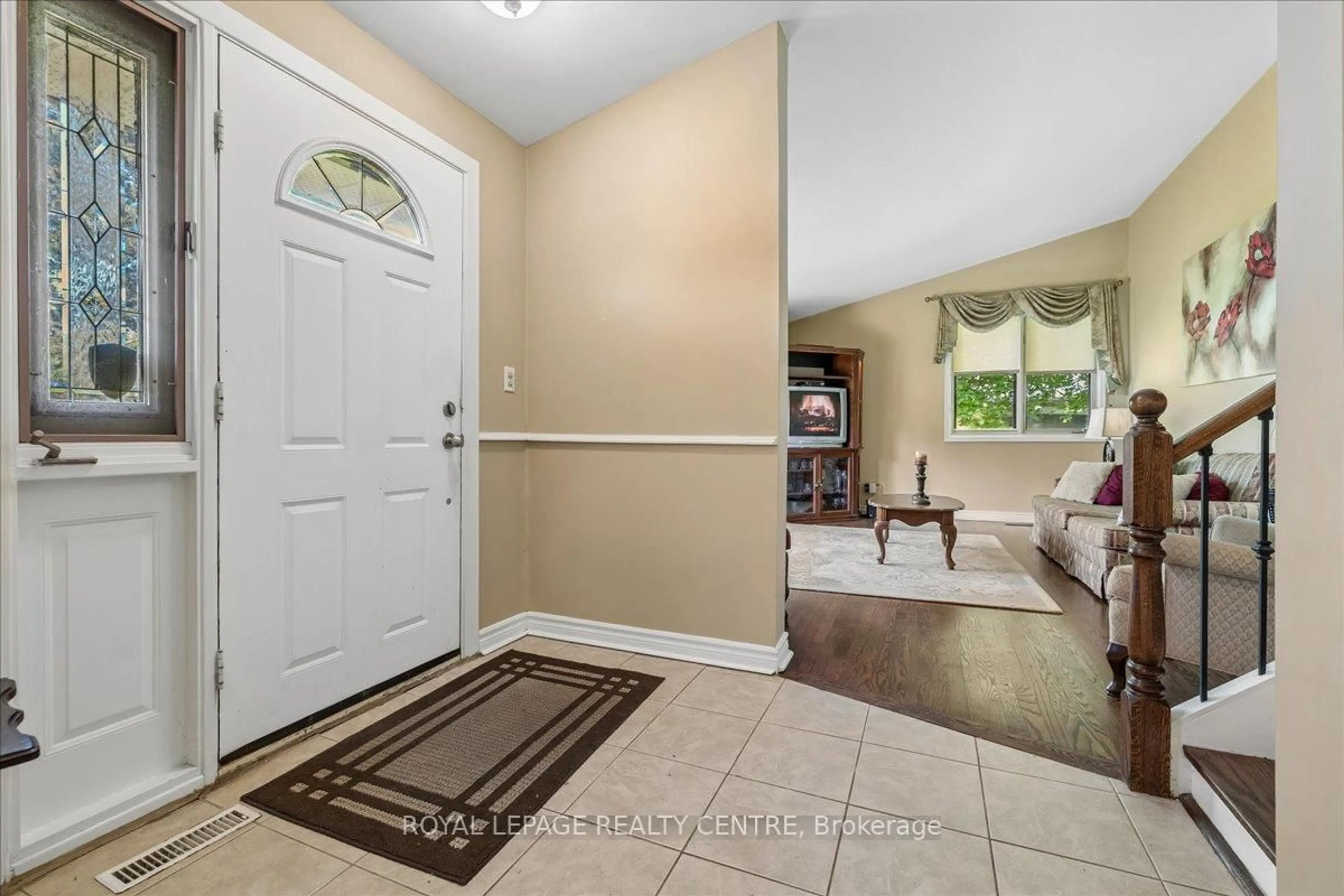 Indoor entryway for 2613 Liruma Rd, Mississauga Ontario L5K 1Y8