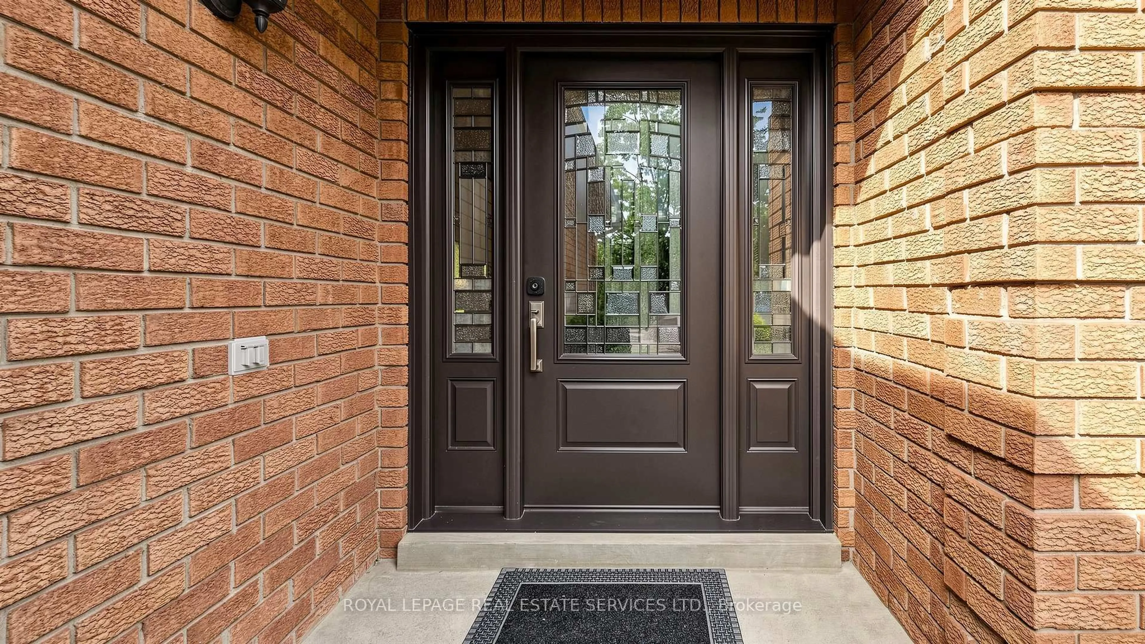 Indoor entryway for 165 Warner Dr, Oakville Ontario L6L 6E7