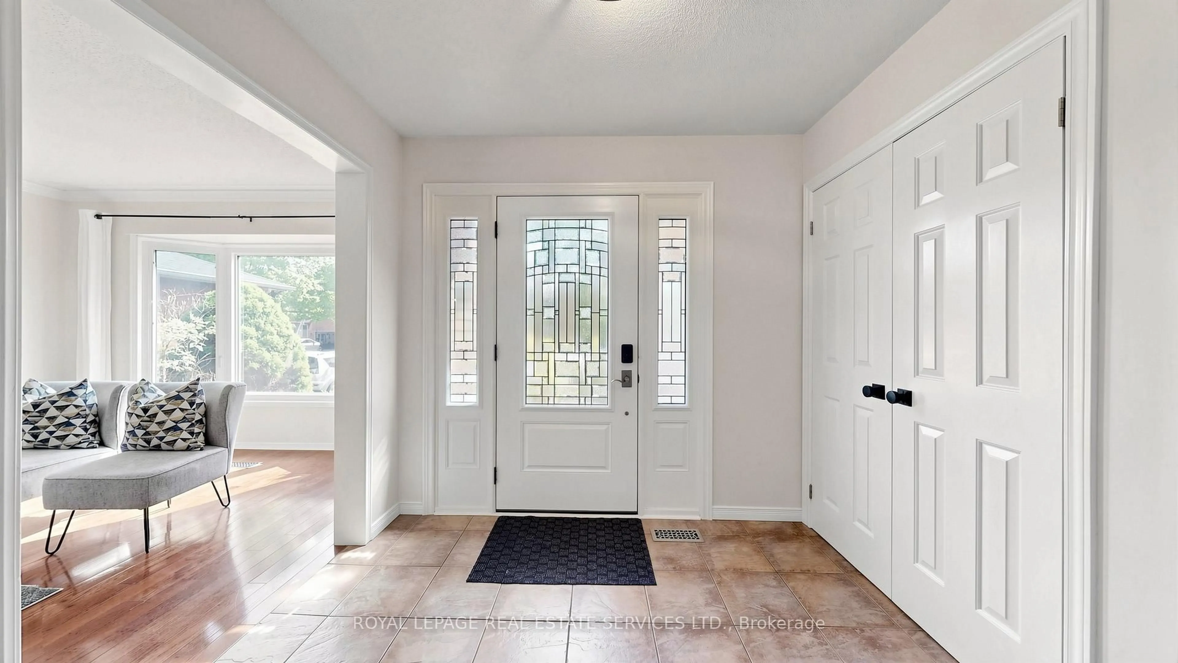 Indoor entryway for 165 Warner Dr, Oakville Ontario L6L 6E7