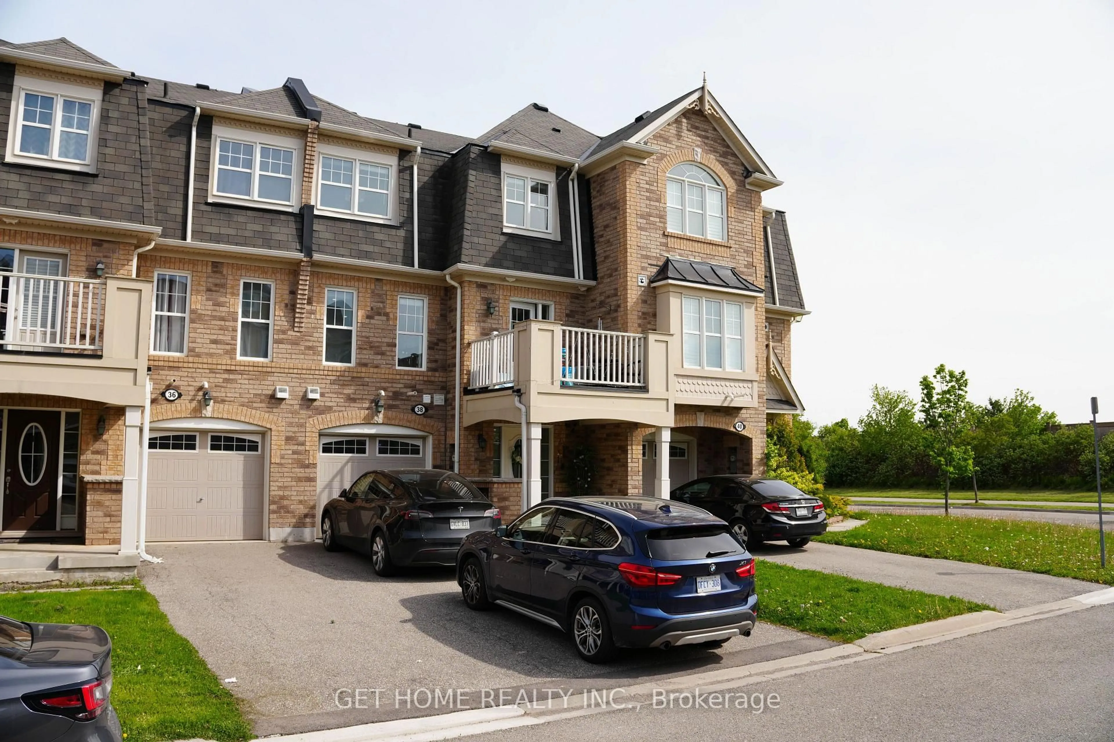 A pic from outside/outdoor area/front of a property/back of a property/a pic from drone, street for 38 Suitor Crt, Milton Ontario L9T 8S1