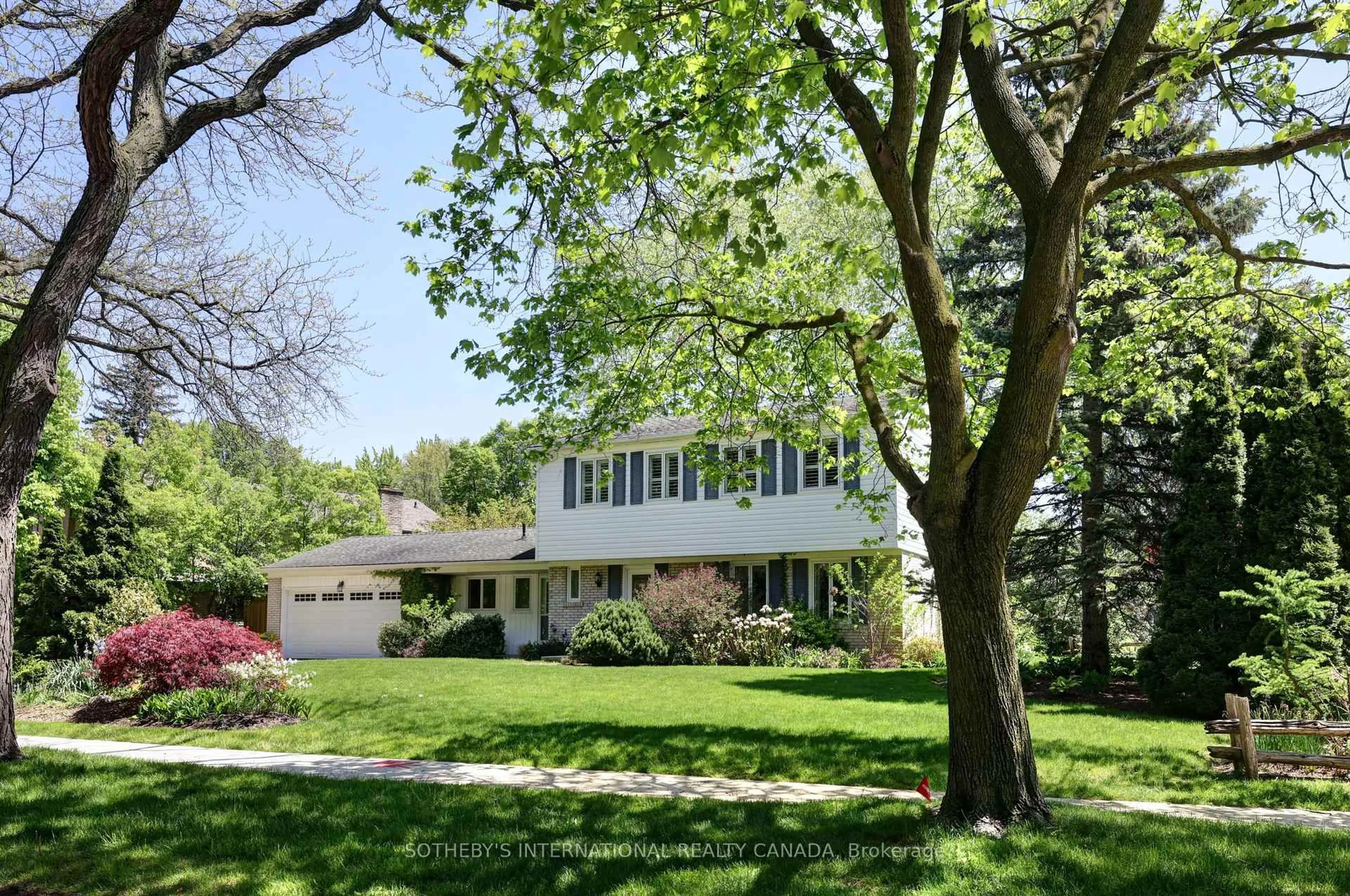 Home with vinyl exterior material, street for 1050 Caldwell Ave, Mississauga Ontario L5H 1Z4
