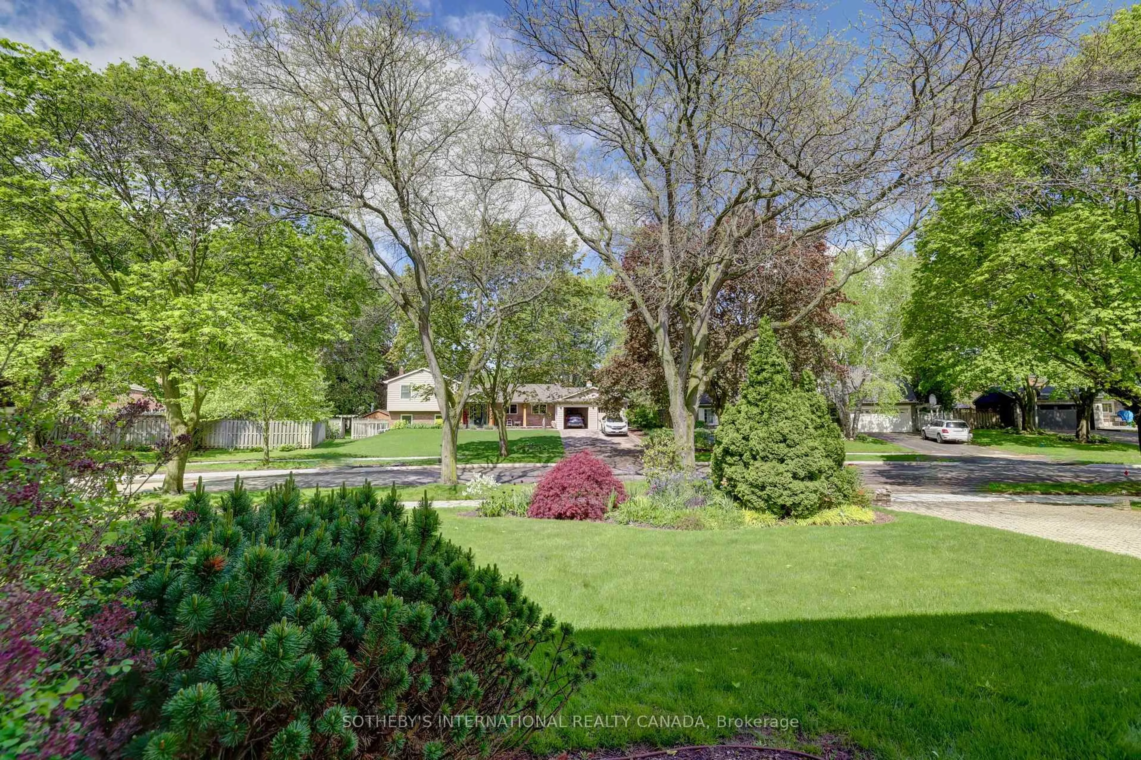 A pic from outside/outdoor area/front of a property/back of a property/a pic from drone, street for 1050 Caldwell Ave, Mississauga Ontario L5H 1Z4