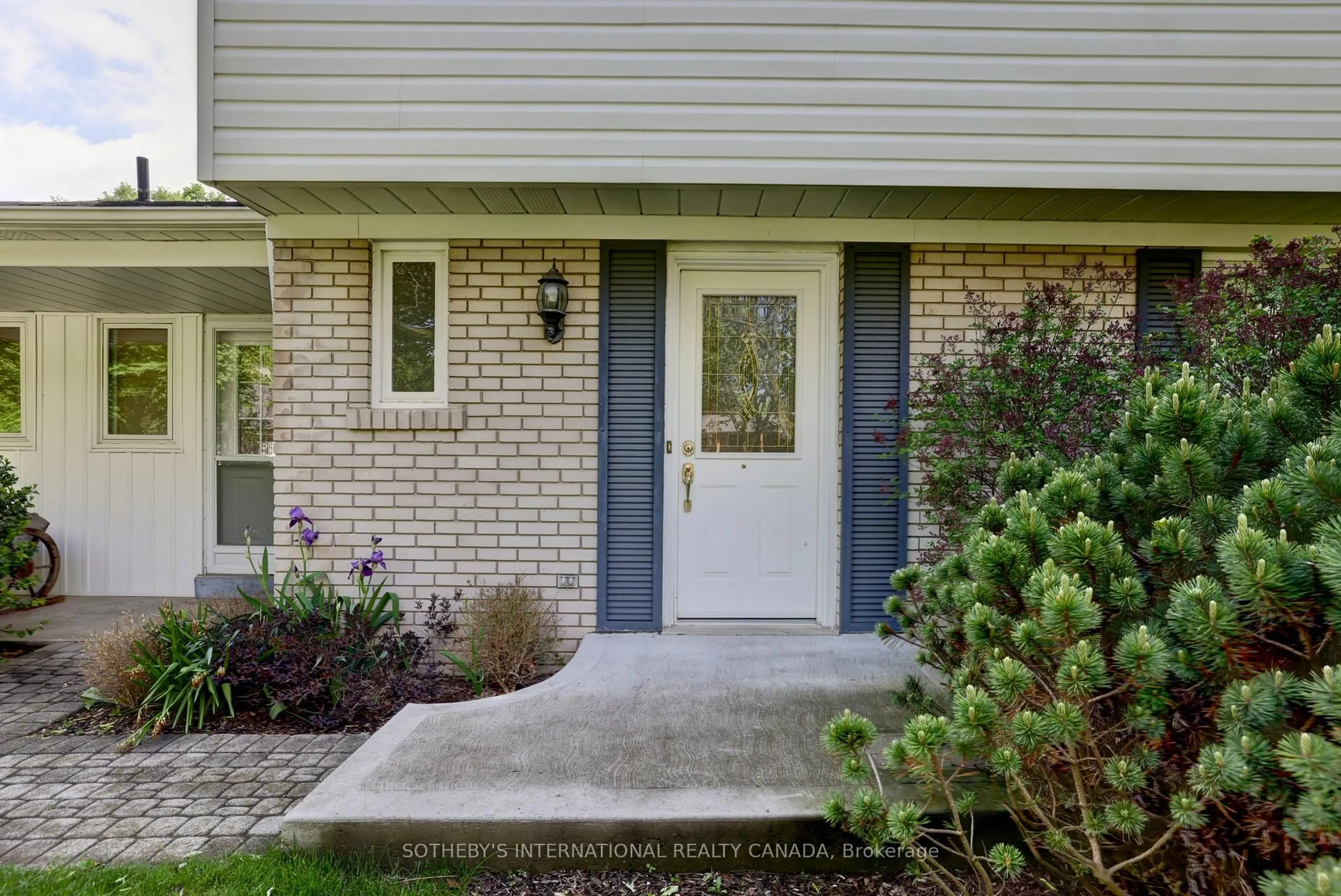Unknown for 1050 Caldwell Ave, Mississauga Ontario L5H 1Z4