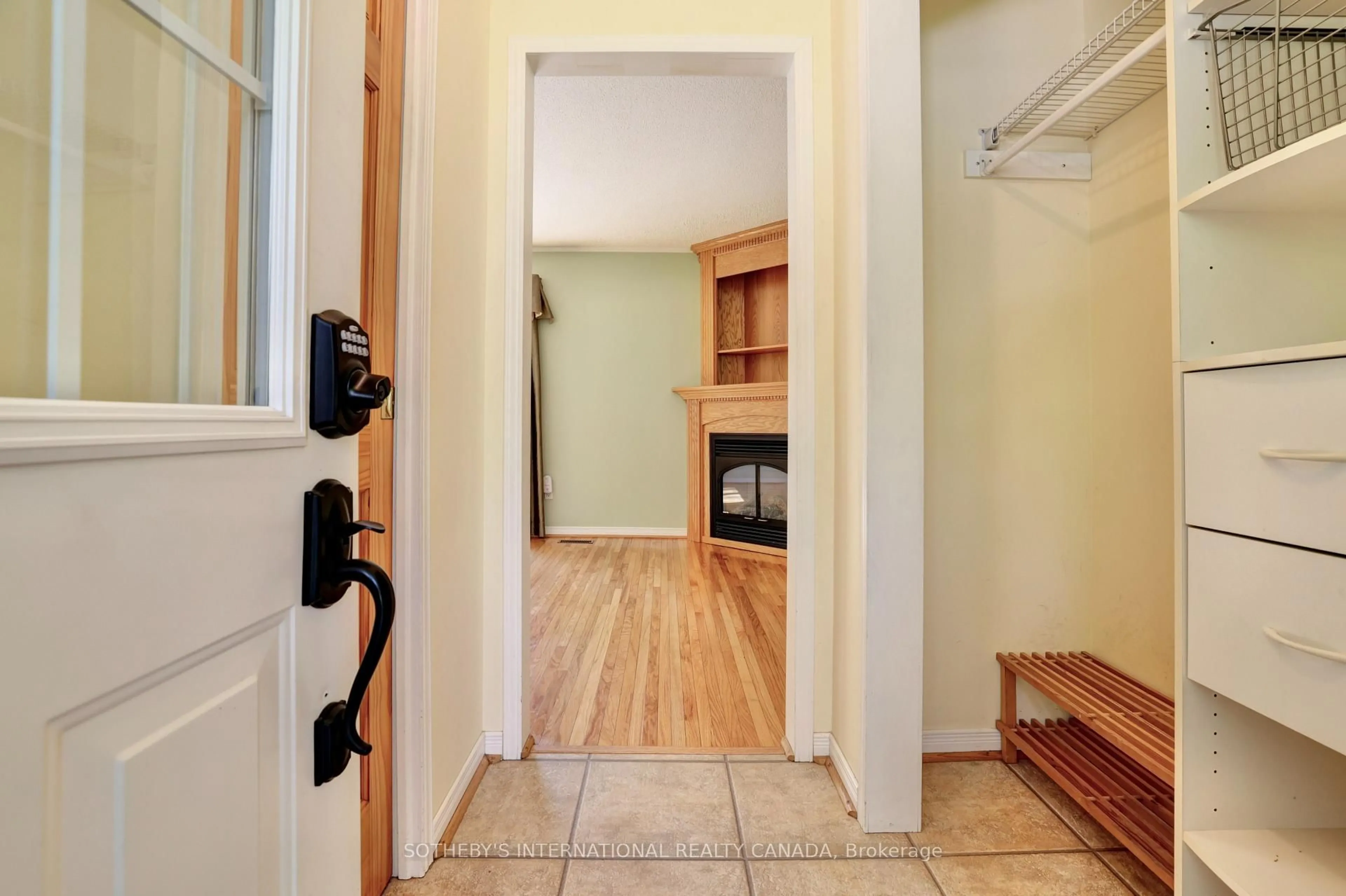 Indoor entryway for 1050 Caldwell Ave, Mississauga Ontario L5H 1Z4