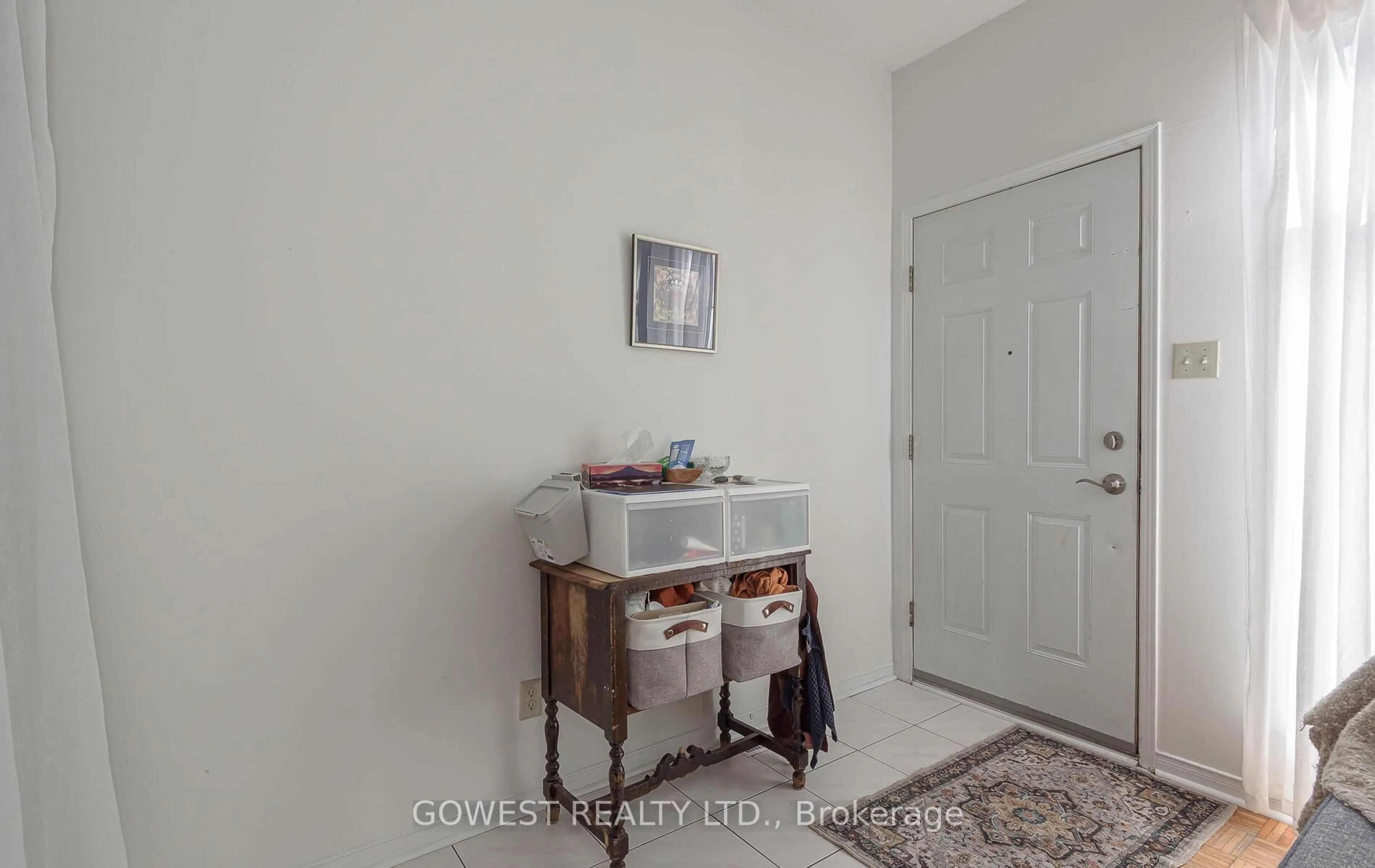 Indoor entryway for 1538 Dupont St #B, Toronto Ontario M6P 4G7