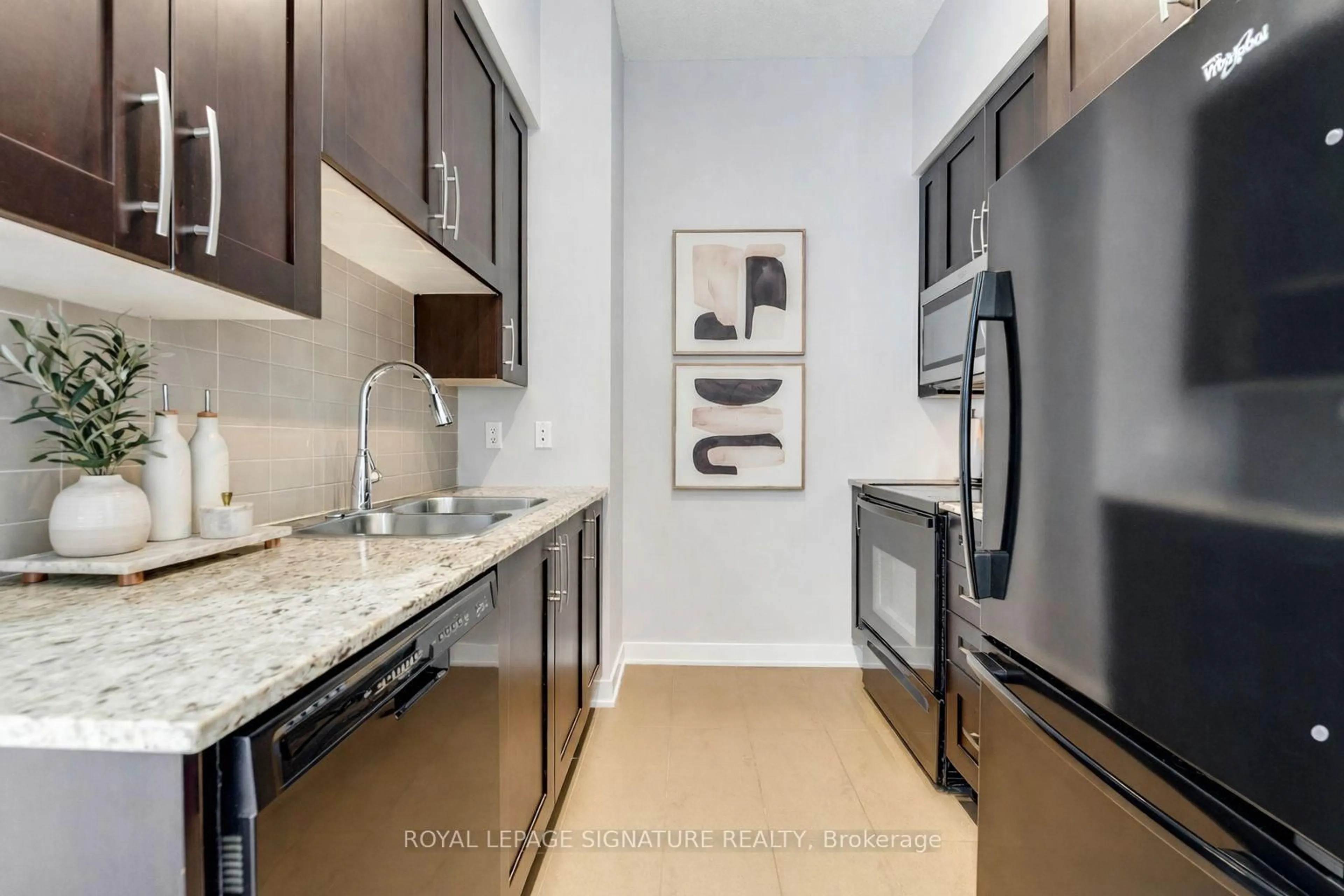 Standard kitchen, unknown for 4070 Confederation Pkwy #311, Mississauga Ontario L5B 0E9