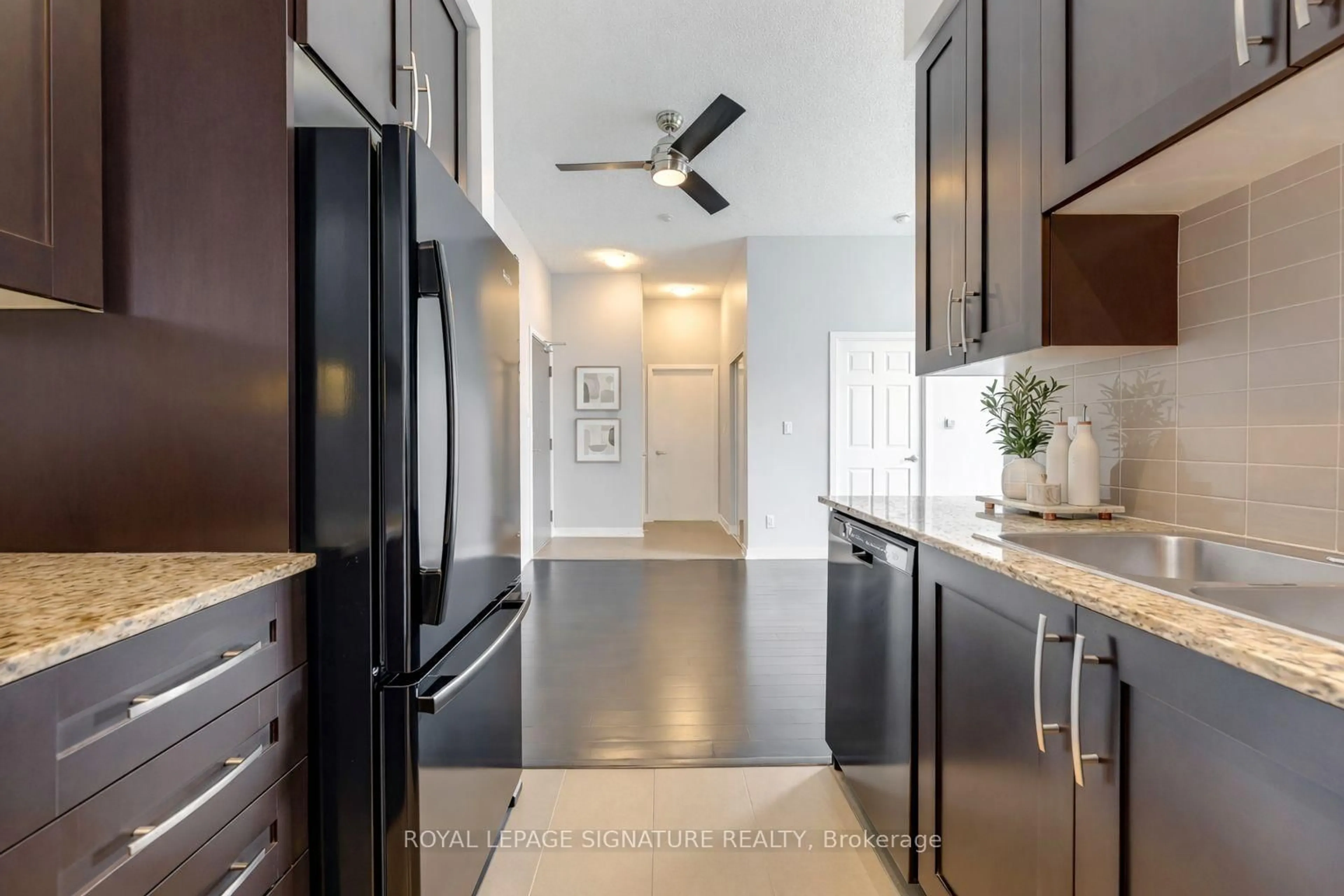 Contemporary kitchen, ceramic/tile floor for 4070 Confederation Pkwy #311, Mississauga Ontario L5B 0E9