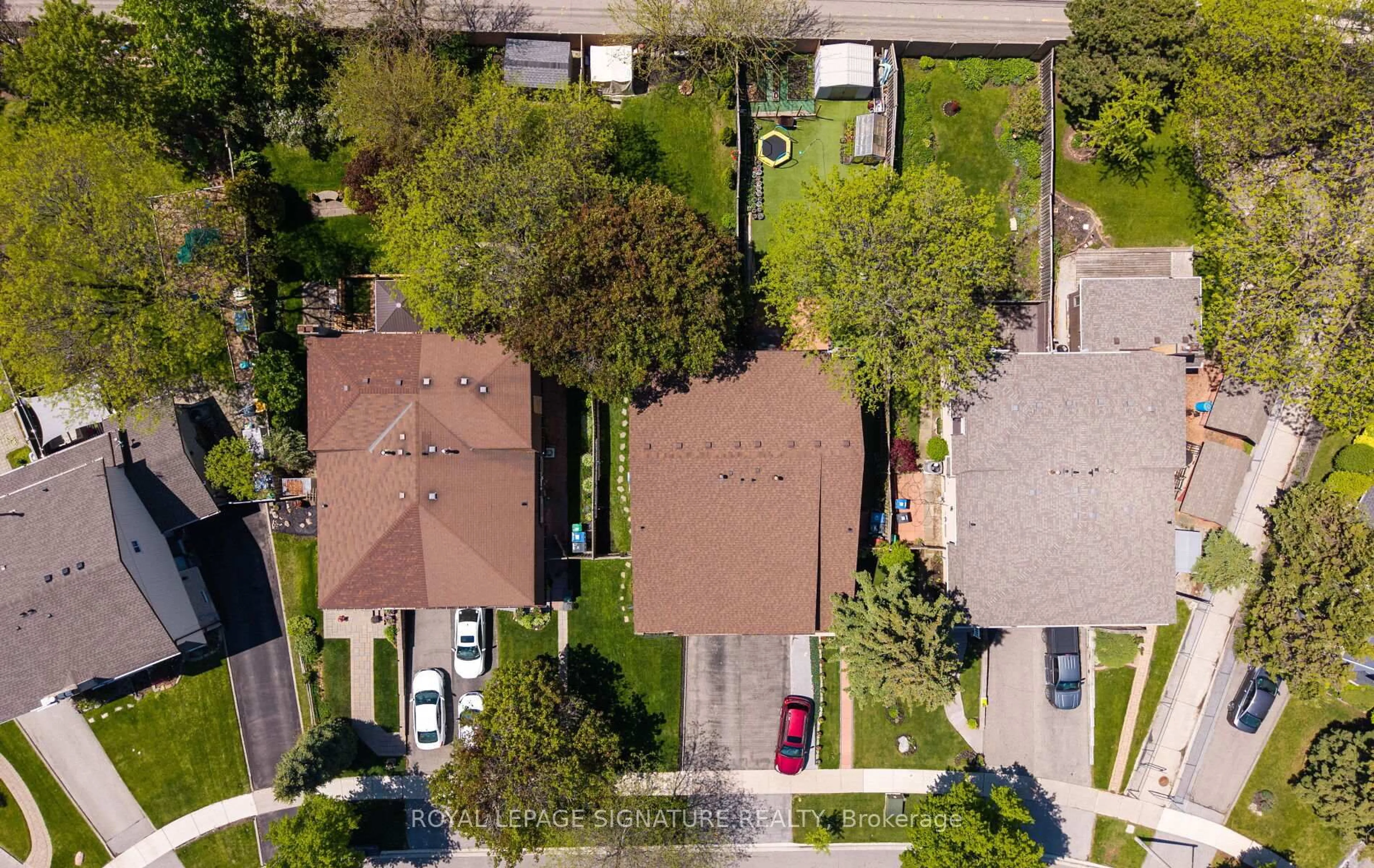 A pic from outside/outdoor area/front of a property/back of a property/a pic from drone, street for 2959 Arvida Circ, Mississauga Ontario L5N 1R6
