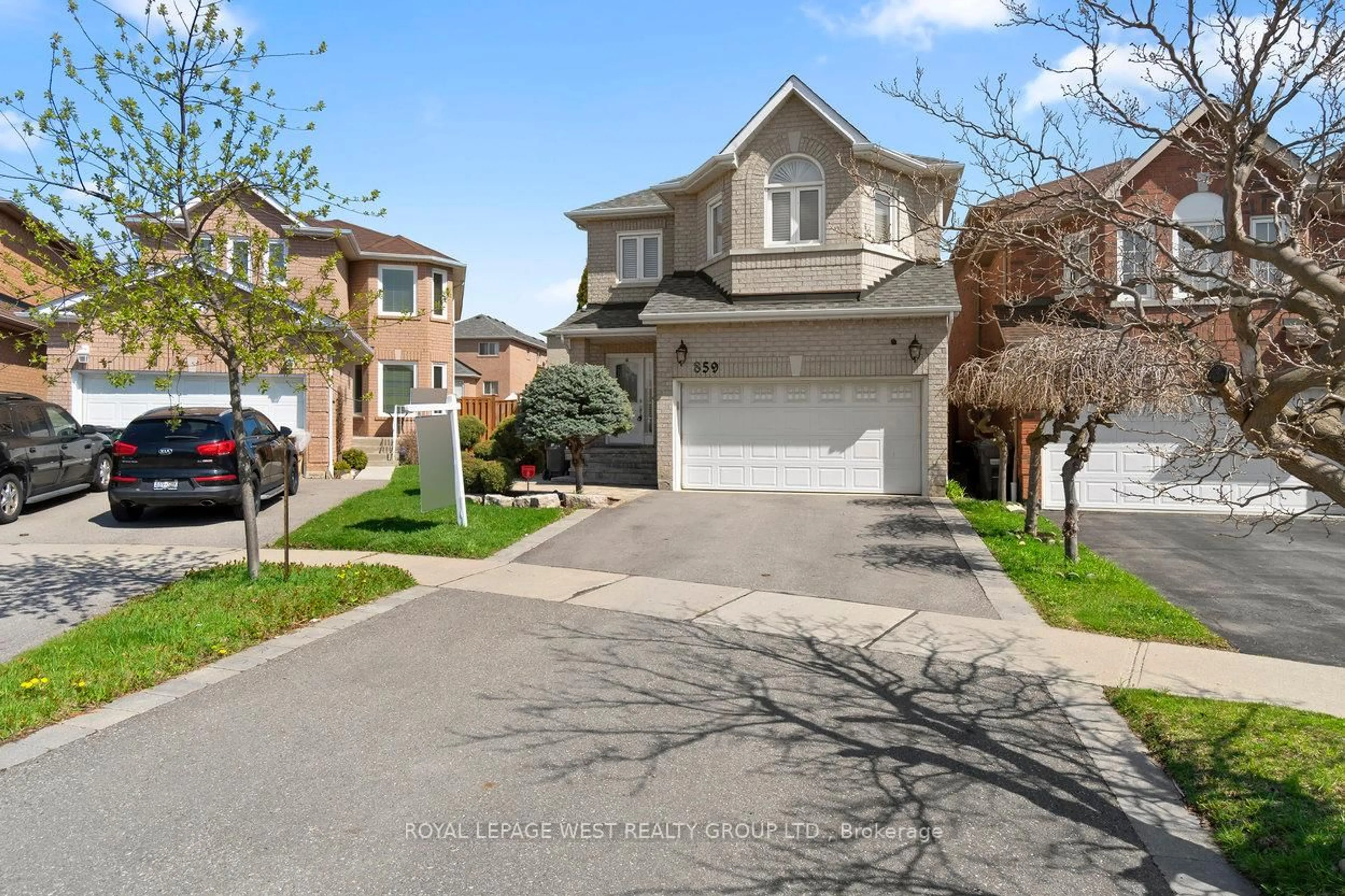 A pic from outside/outdoor area/front of a property/back of a property/a pic from drone, street for 859 Mays Cres, Mississauga Ontario L5V 2J1
