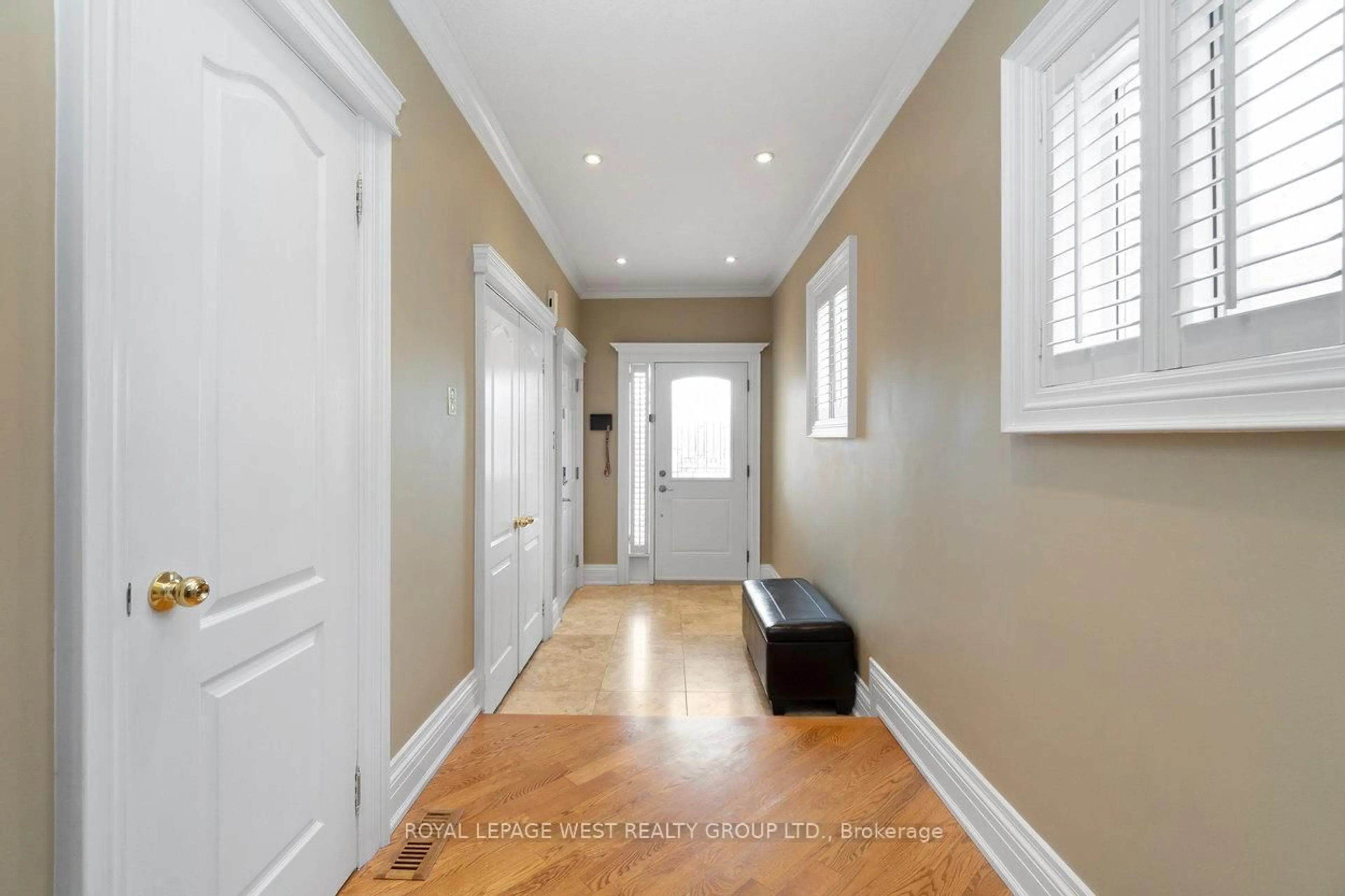 Indoor entryway for 859 Mays Cres, Mississauga Ontario L5V 2J1