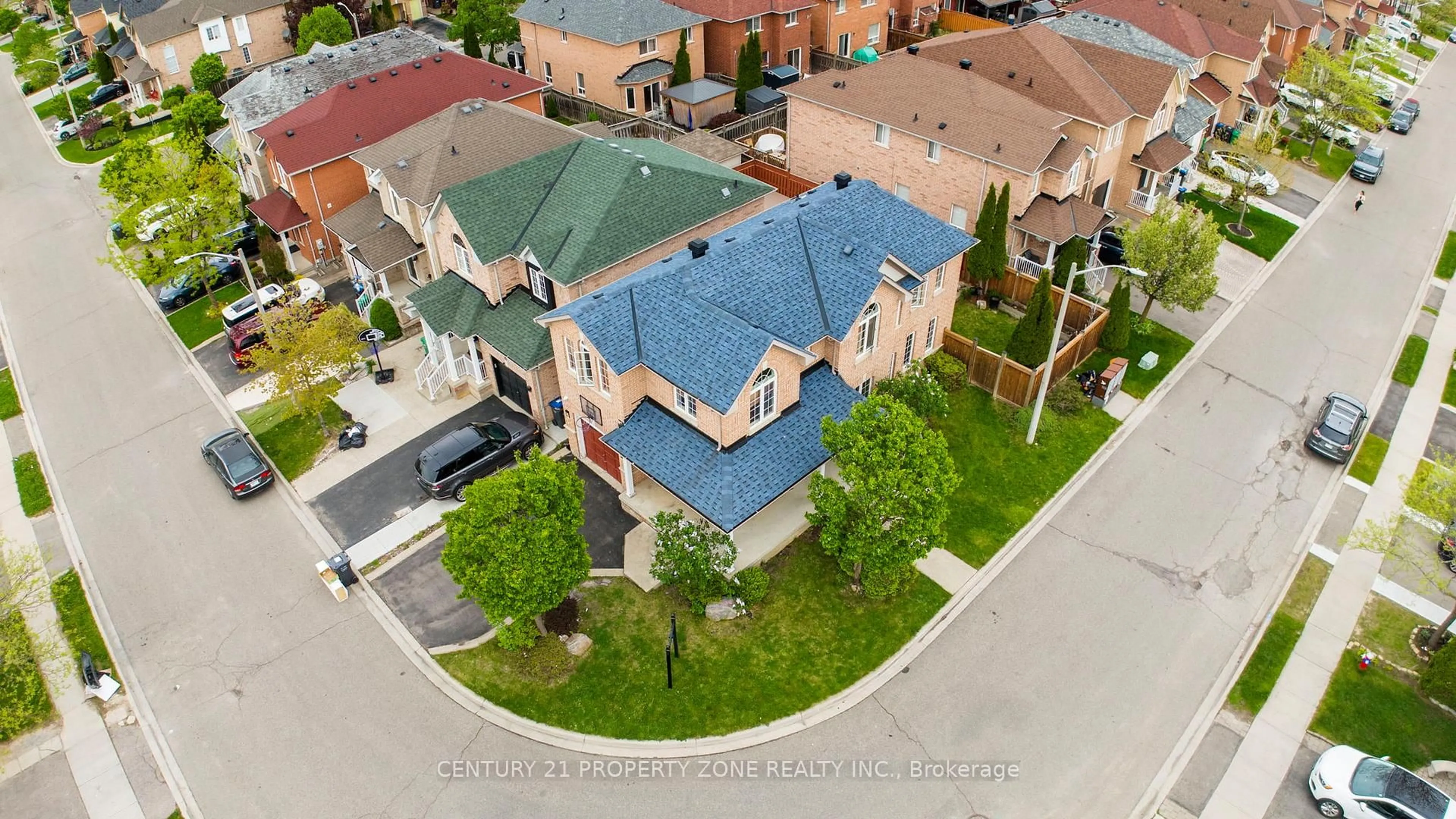 A pic from outside/outdoor area/front of a property/back of a property/a pic from drone, street for 29 Oakmeadow Dr, Brampton Ontario L7A 2L9