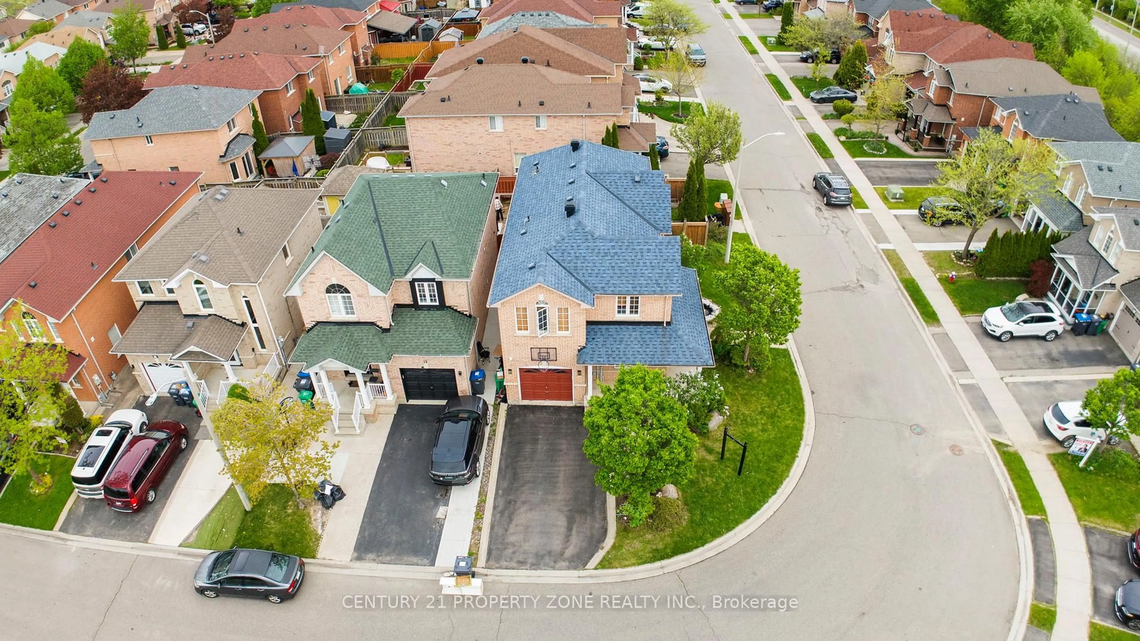 A pic from outside/outdoor area/front of a property/back of a property/a pic from drone, street for 29 Oakmeadow Dr, Brampton Ontario L7A 2L9