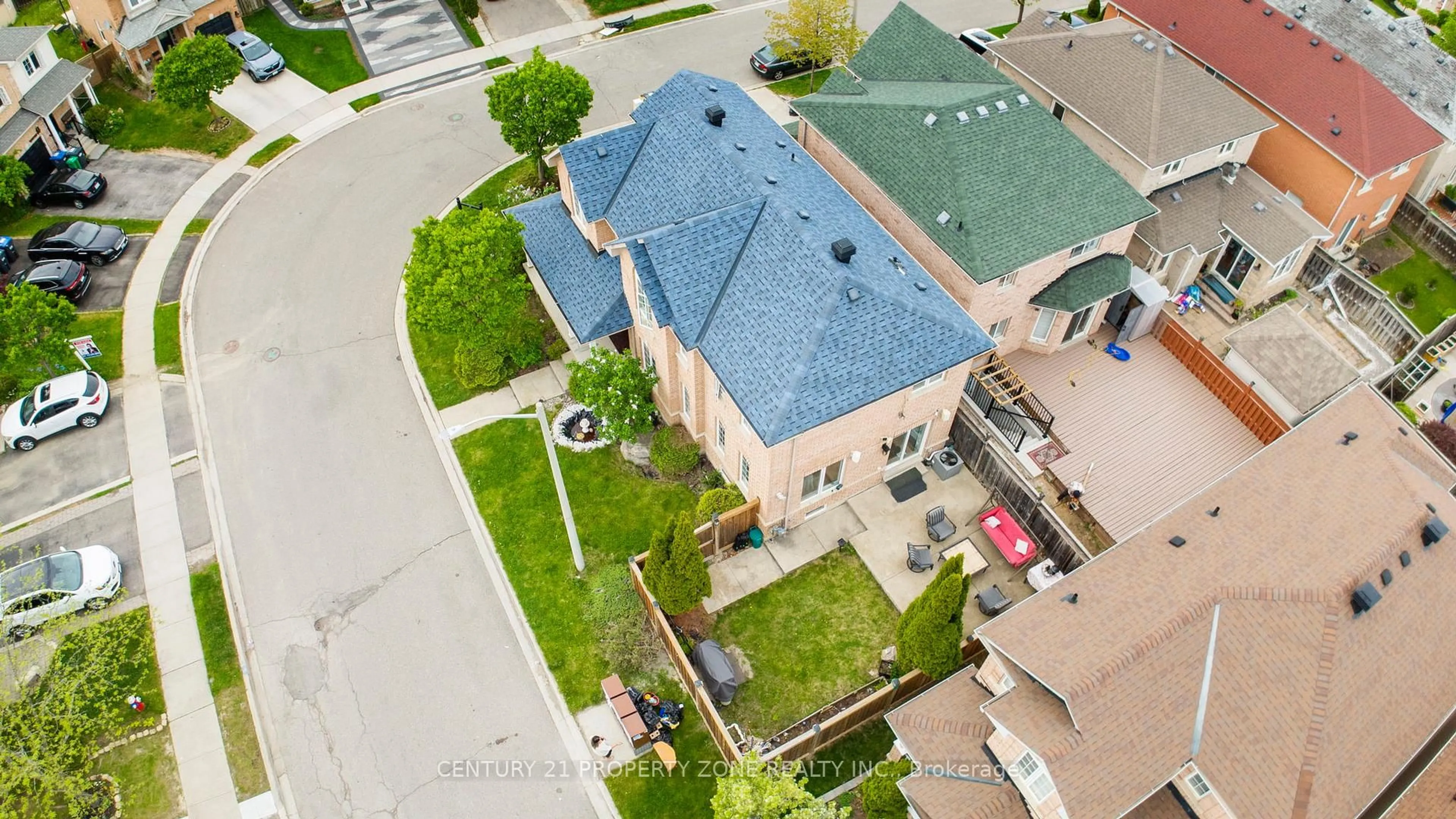 A pic from outside/outdoor area/front of a property/back of a property/a pic from drone, unknown for 29 Oakmeadow Dr, Brampton Ontario L7A 2L9