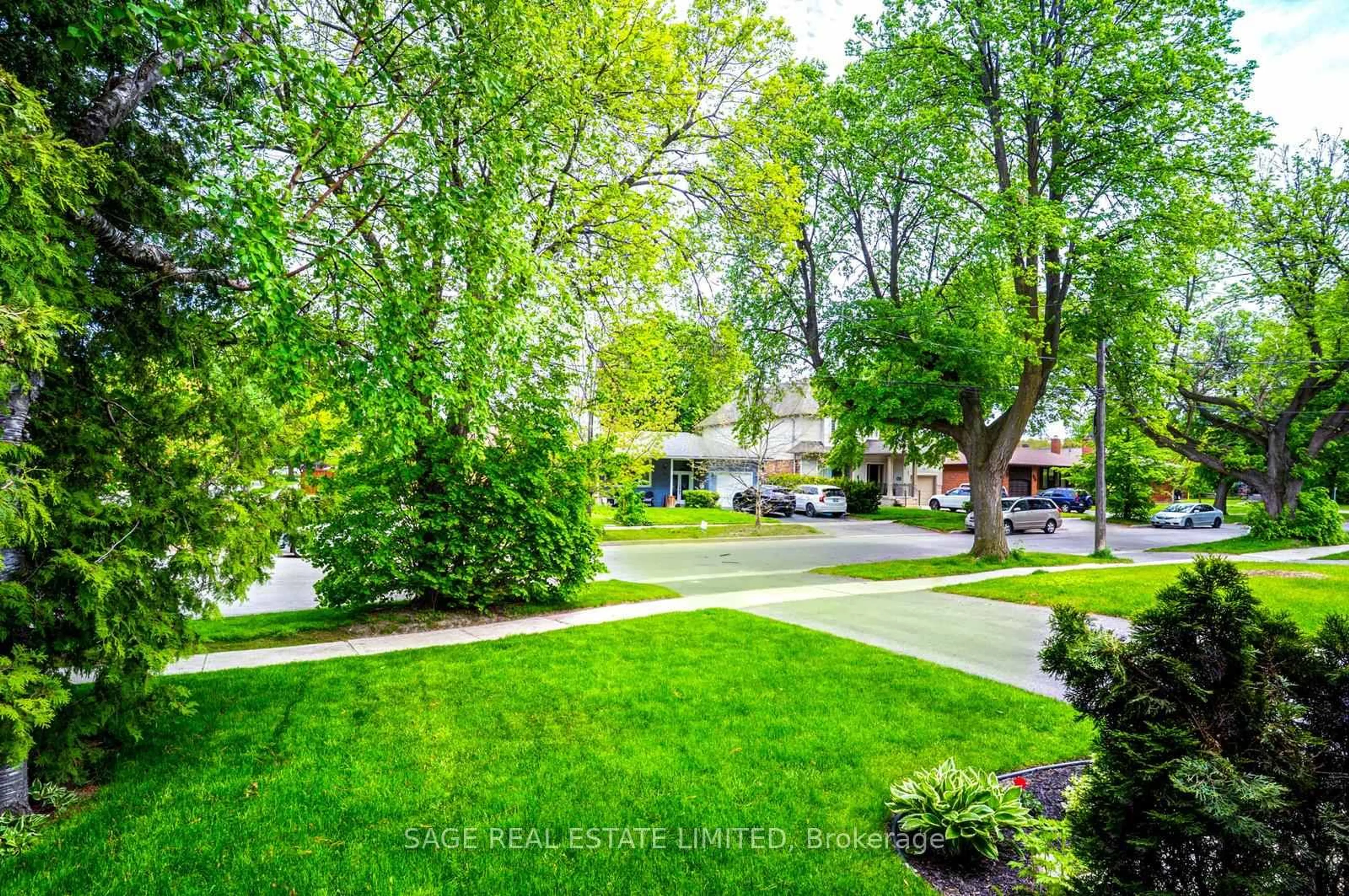 Patio, street for 81 Decarie Circ, Toronto Ontario M9B 3J1